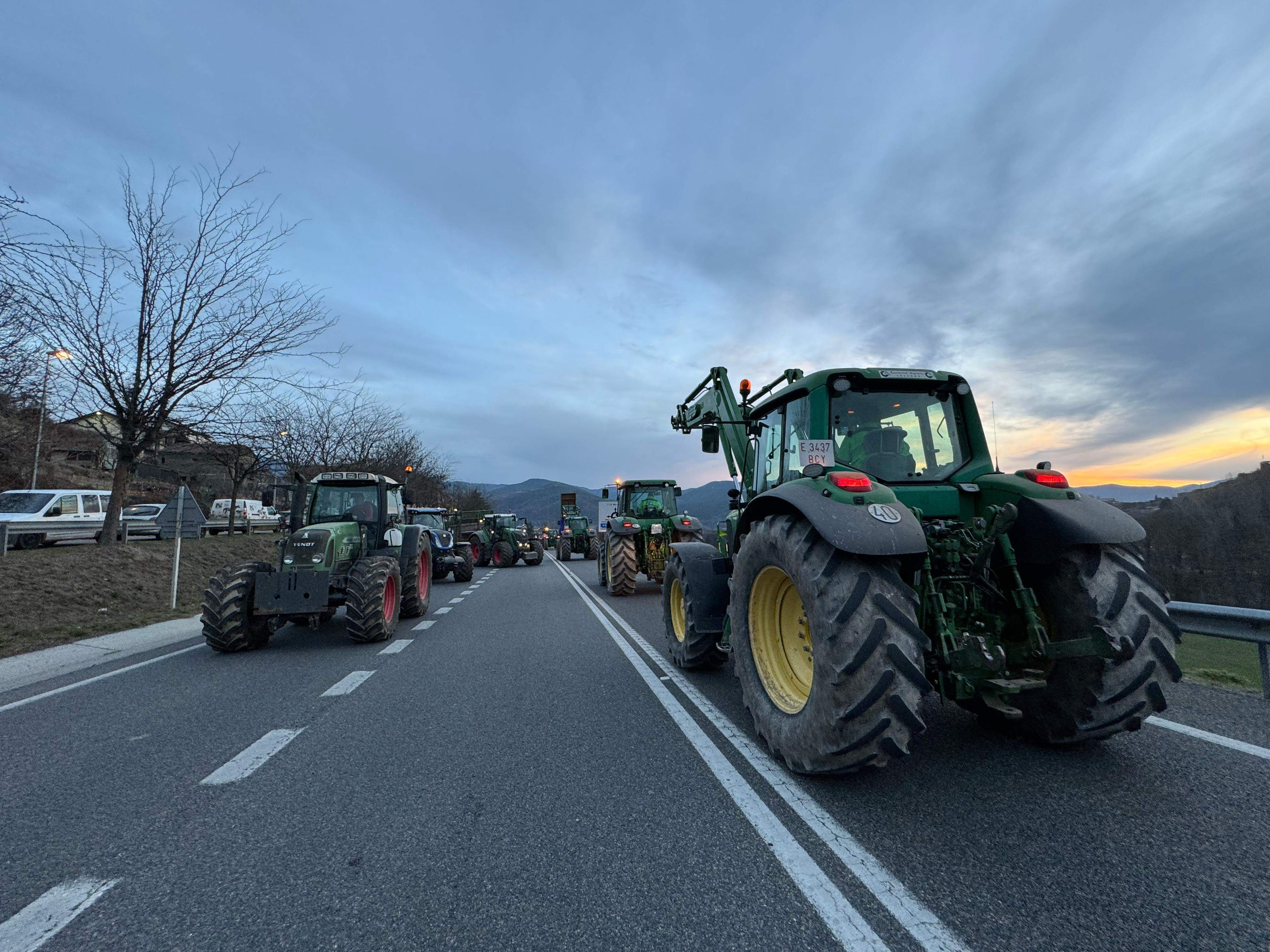 Tractors marxant del punt on estava tallada la circulació.
