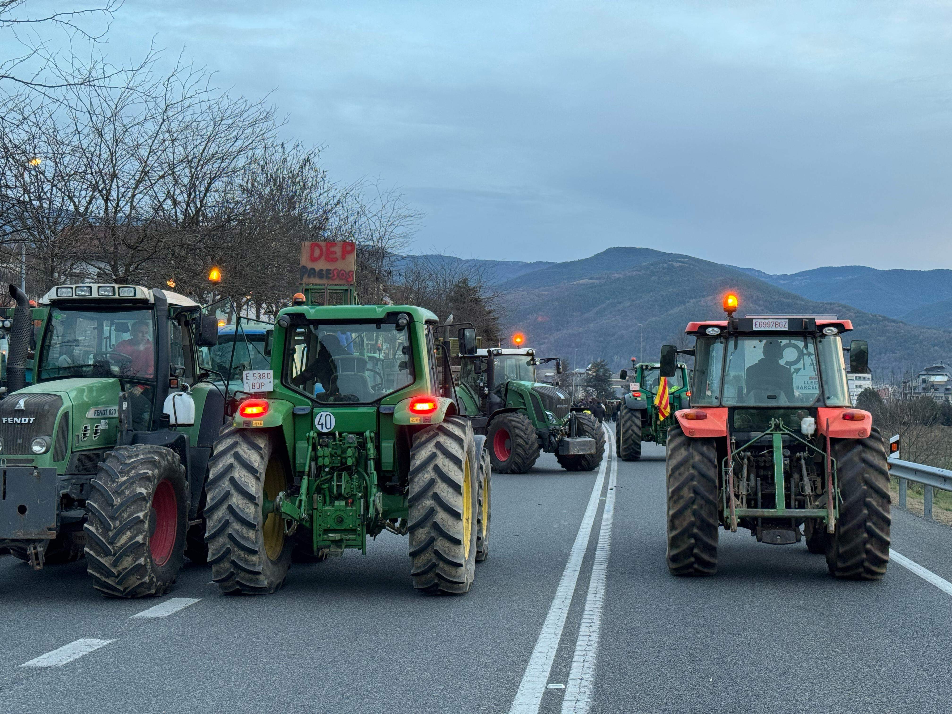 Tractors marxant del punt on estava tallada la circulació.