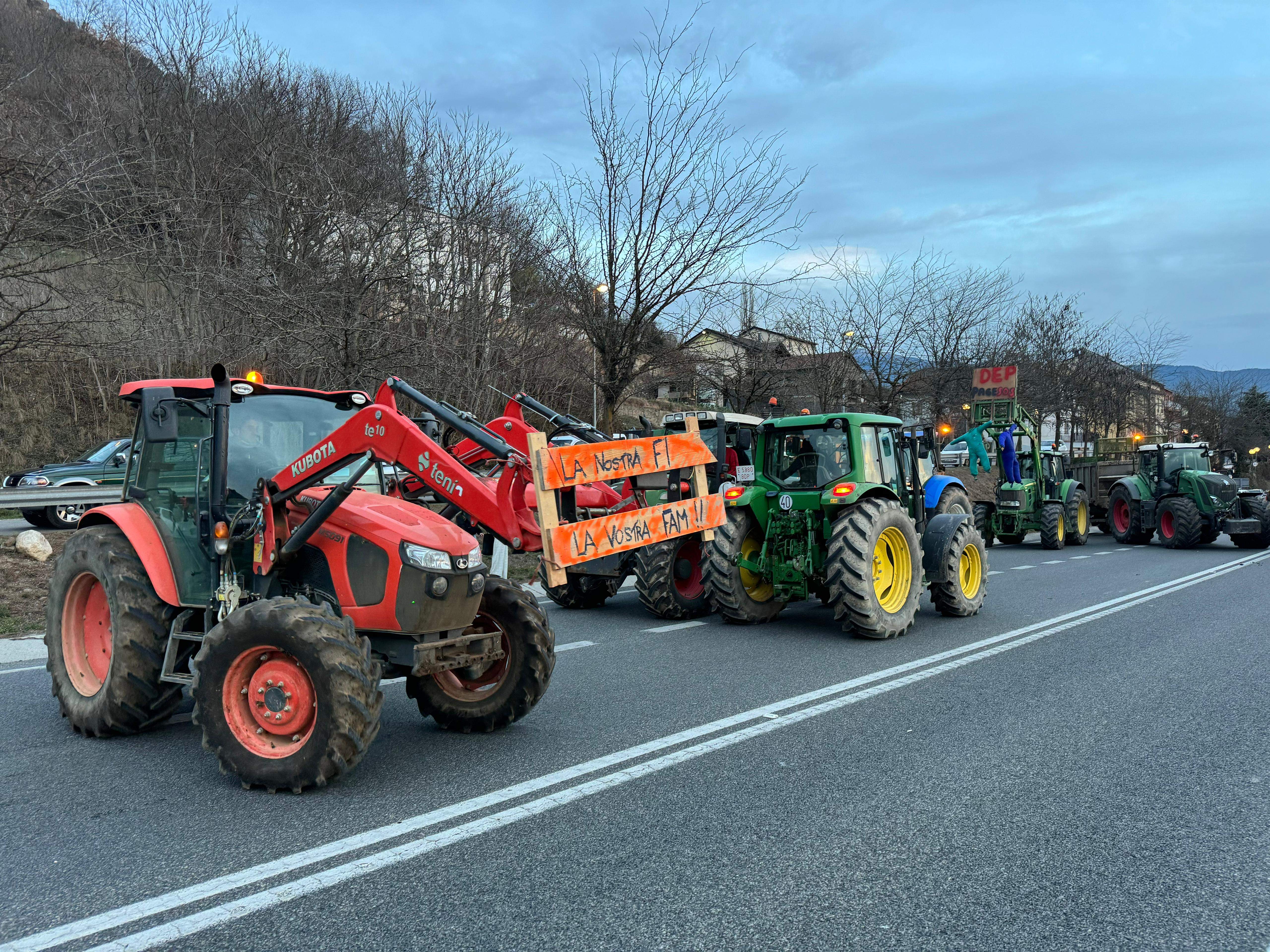 Tractors marxant del punt on estava tallada la circulació.