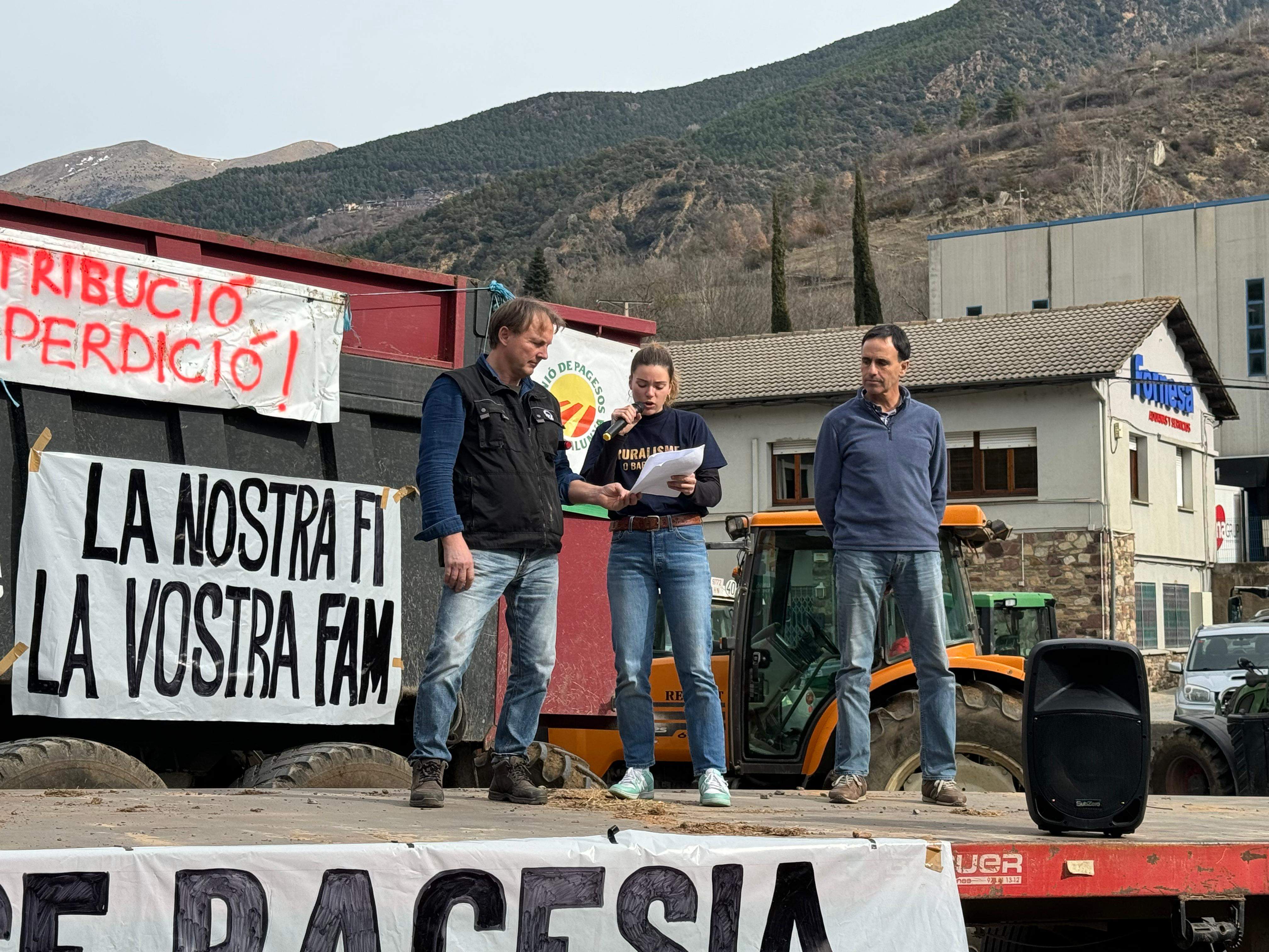 Joan Guitart i Laia Angrill durant la lectura del manifest.