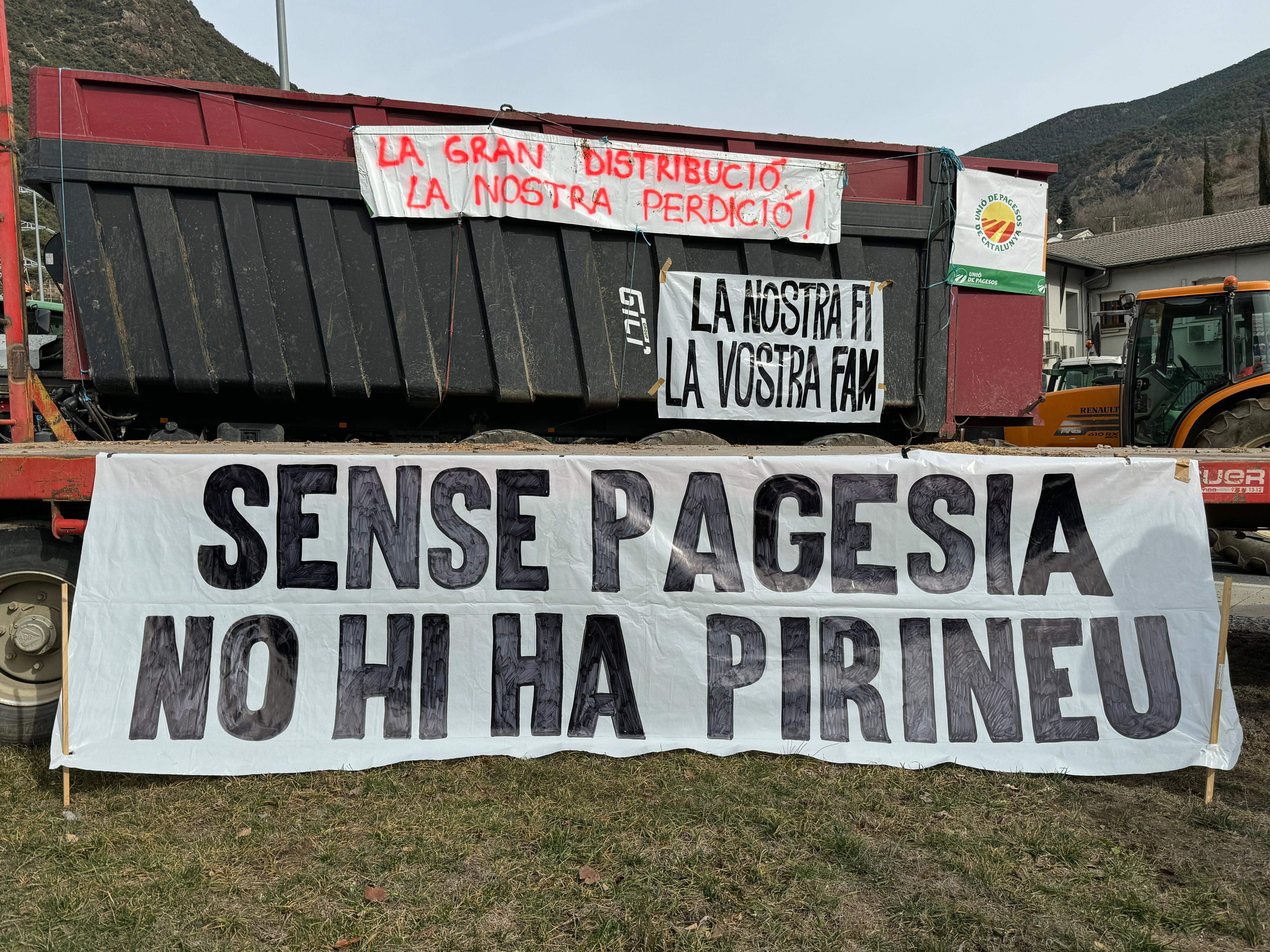 Diverses pancartes dels pagesos durant la marxa lenta.