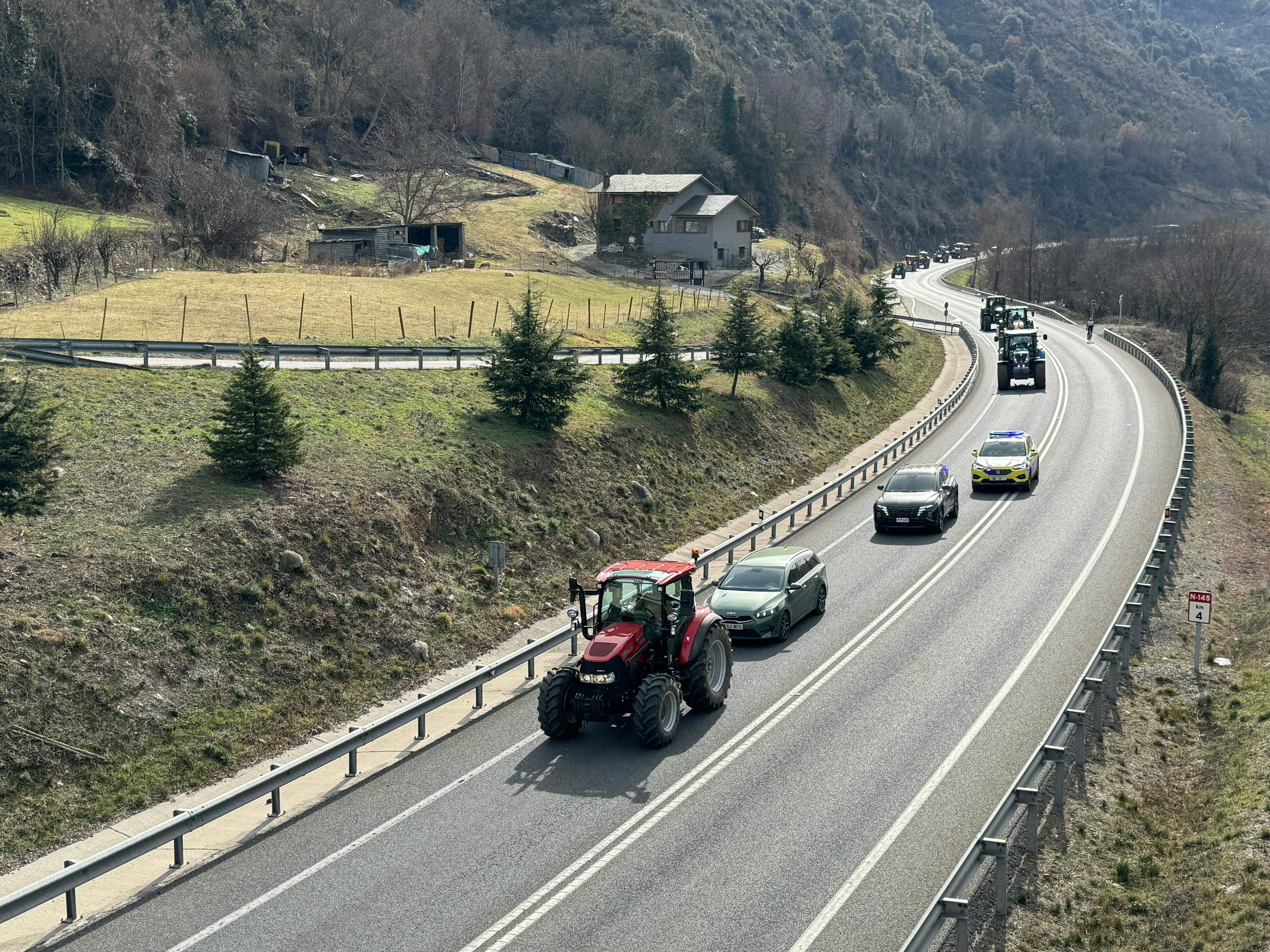 Els tractors en marxa lenta per l'N 145.