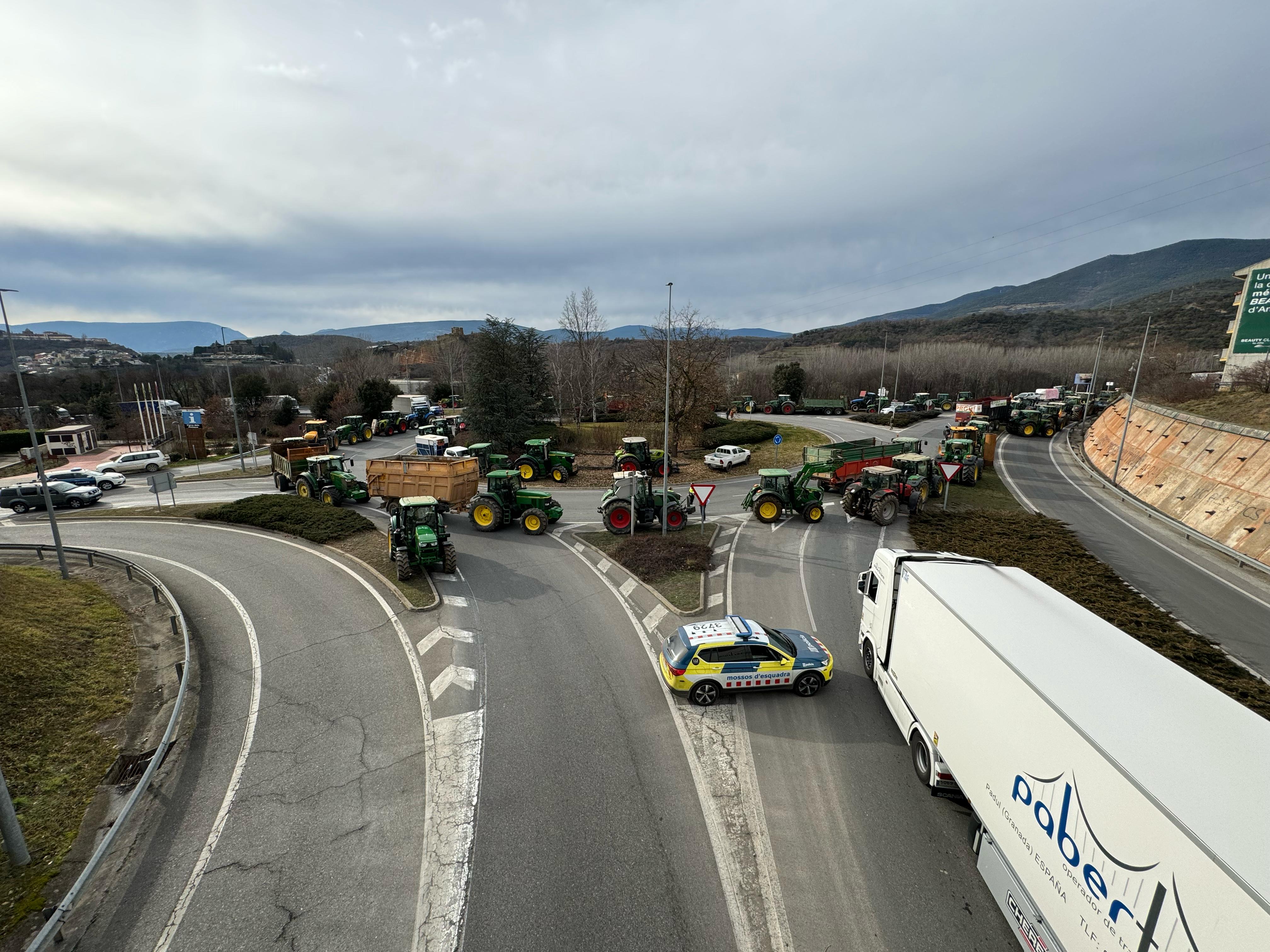 Visió aèria dels tractors aparcats a la Seu d'Urgell.