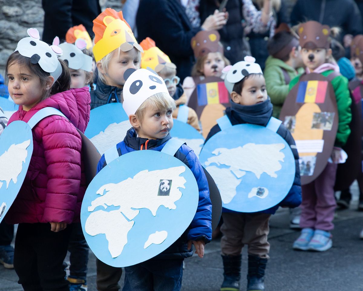 Infants de la parròquia durnat la desfilada.