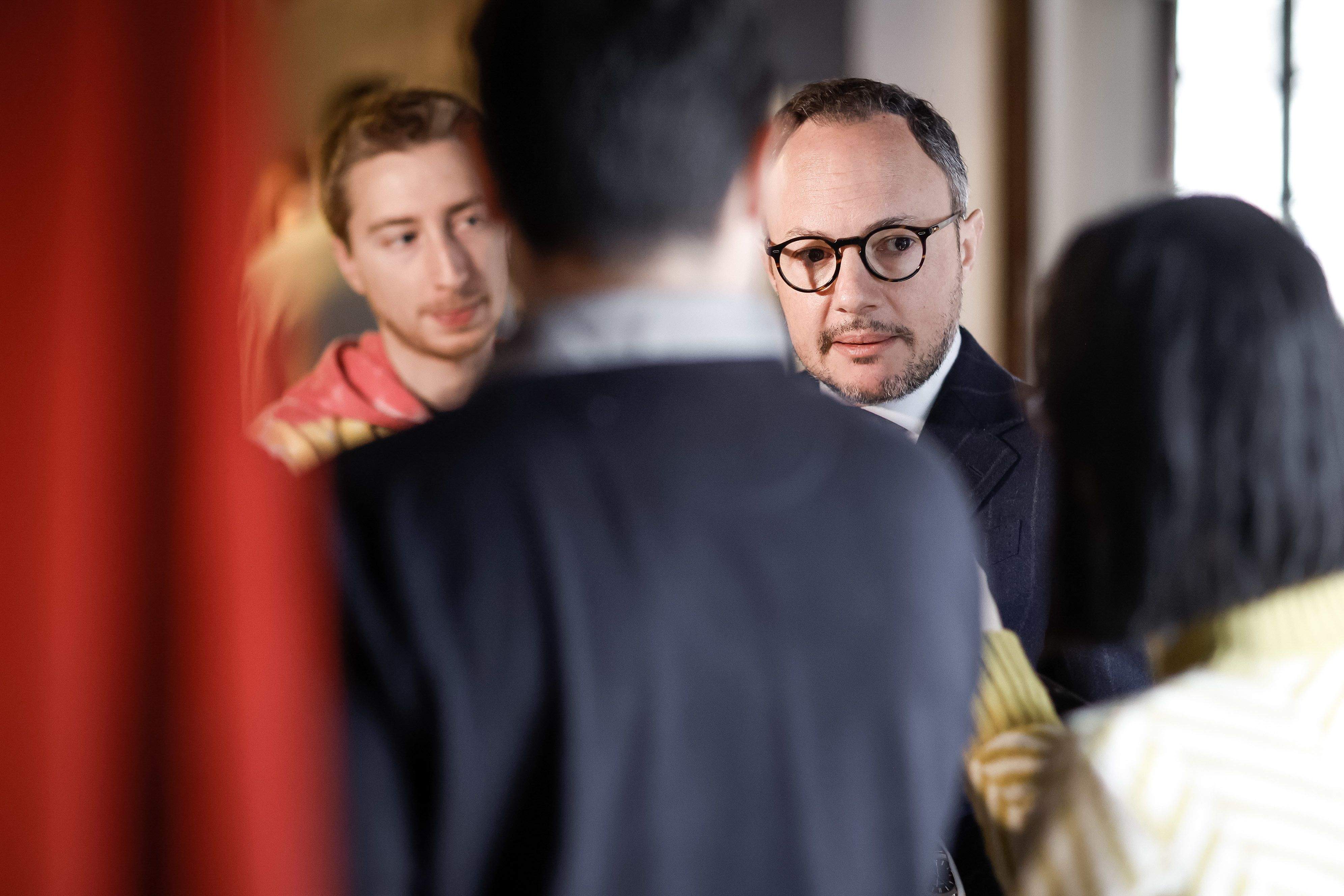 Espot, atenent als periodistes.