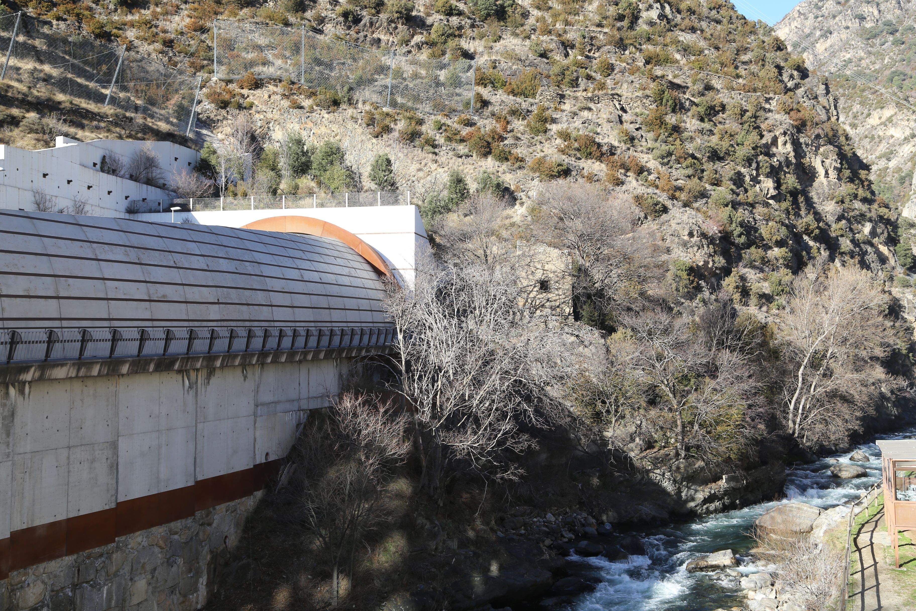 El colomer de Rocafort i la zona on s'hauria de construir la passarel·la.