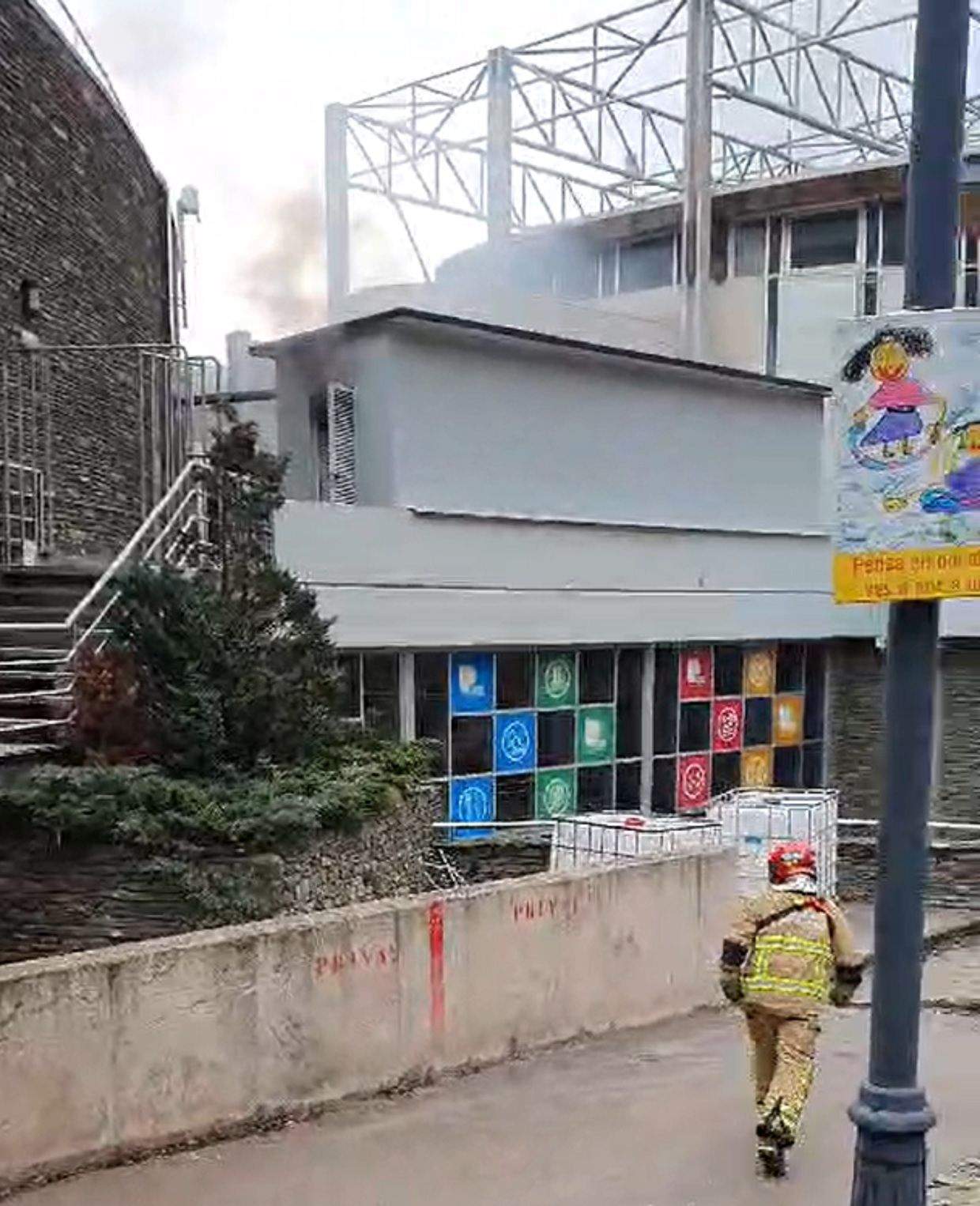 Els bombers intervenint aquest migdia al Palau de Gel.