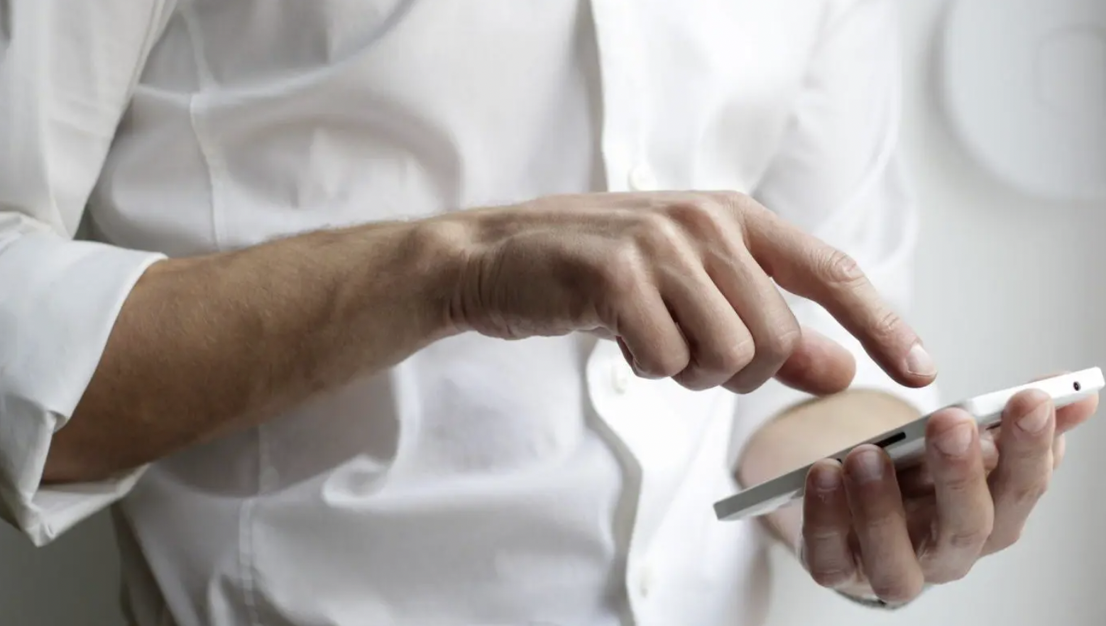 Una persona utilitzant un mòbil.