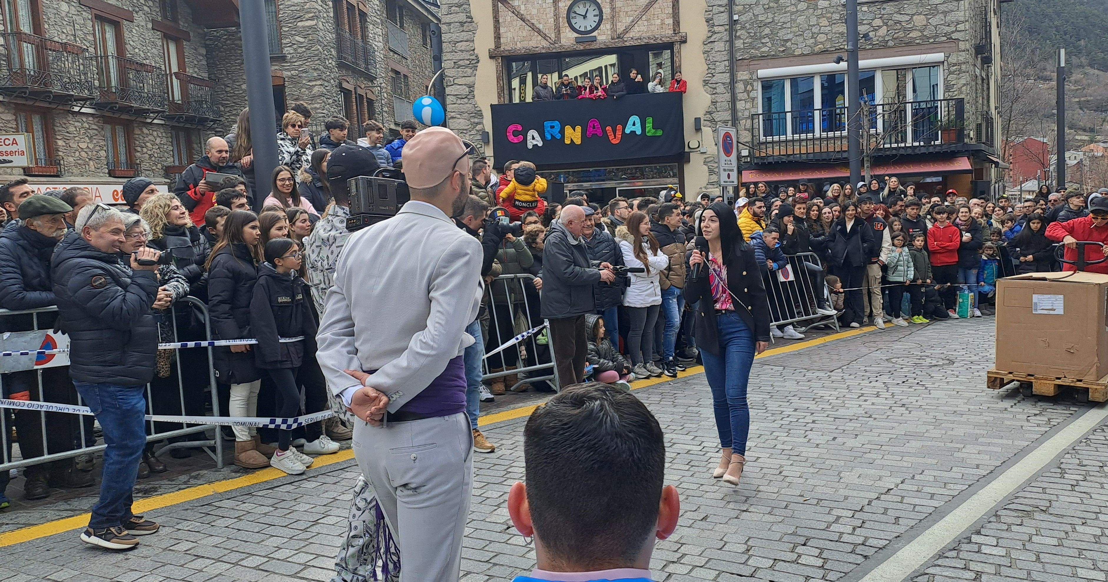 Un moment de la representació de la penjada del Carnestoltes a Encamp.