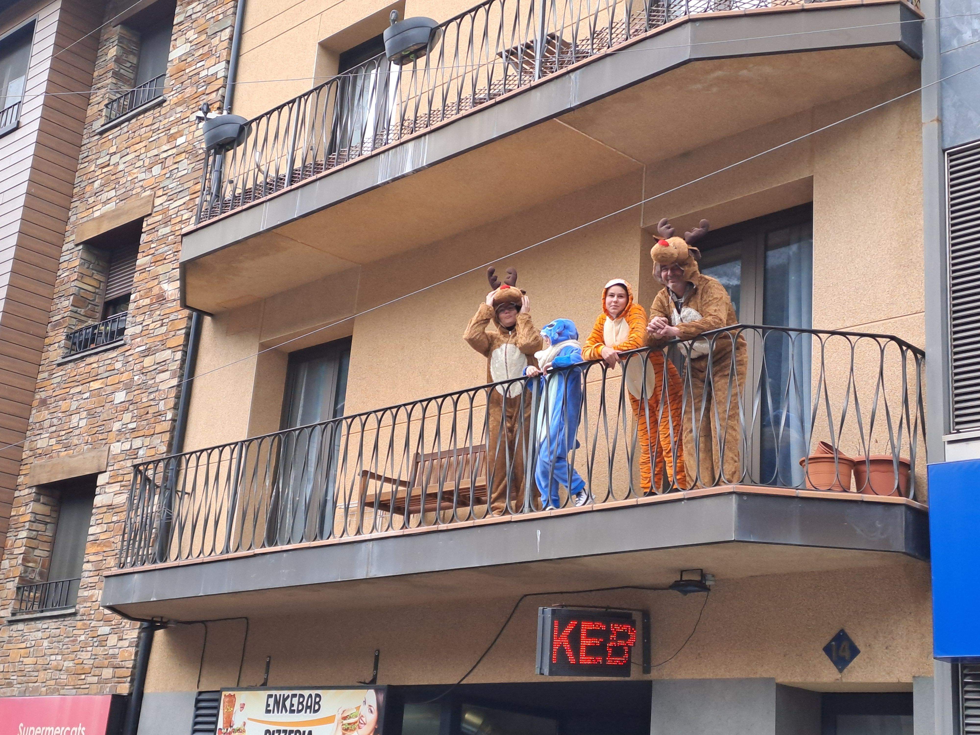 Públic fins i tot als balcons. Públic fins i tot als balcons.