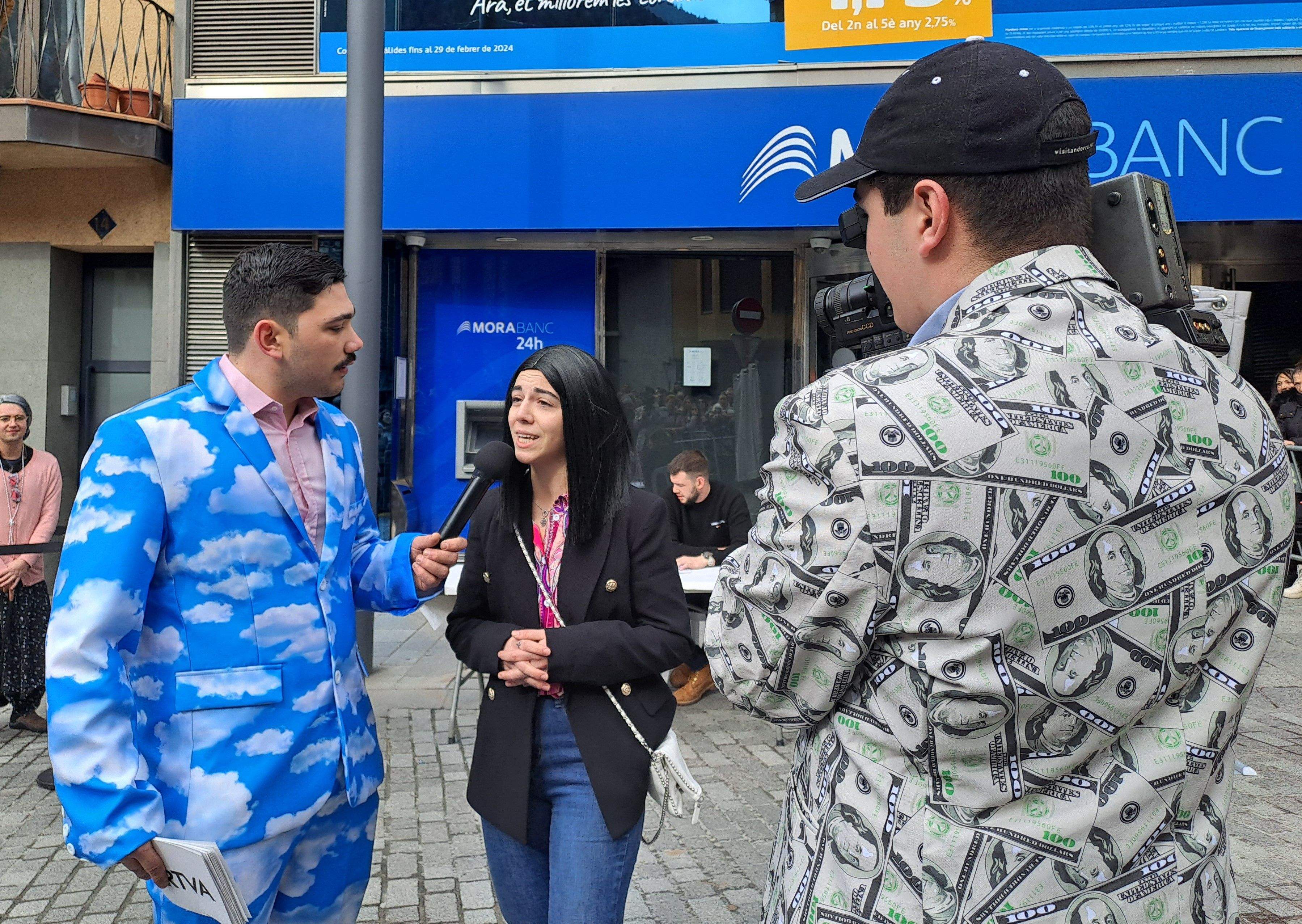 La doble de Laura Mas. La doble de Laura Mas.