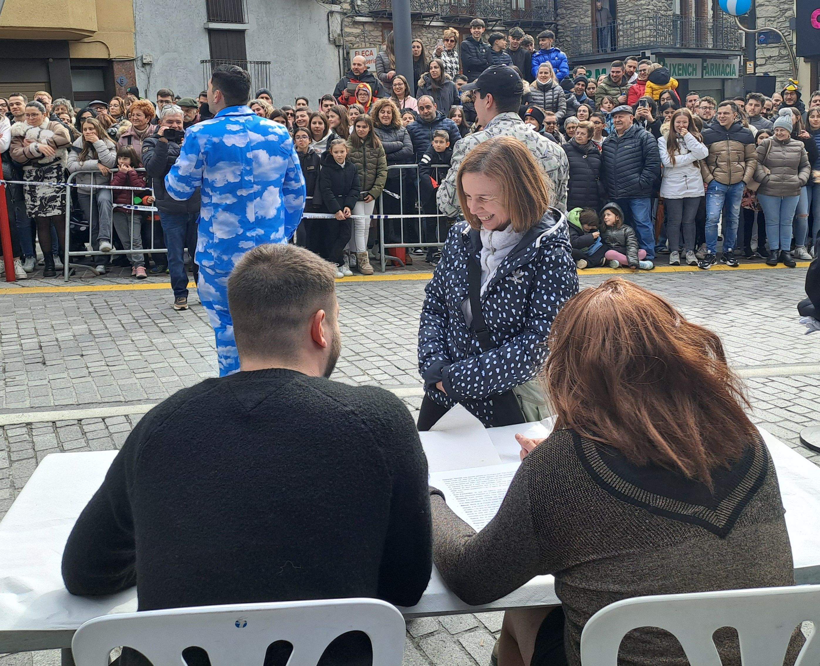 L'autèntica Marta Pujal preparada per a les urnes. L'autèntica Marta Pujal preparada per a les urnes.