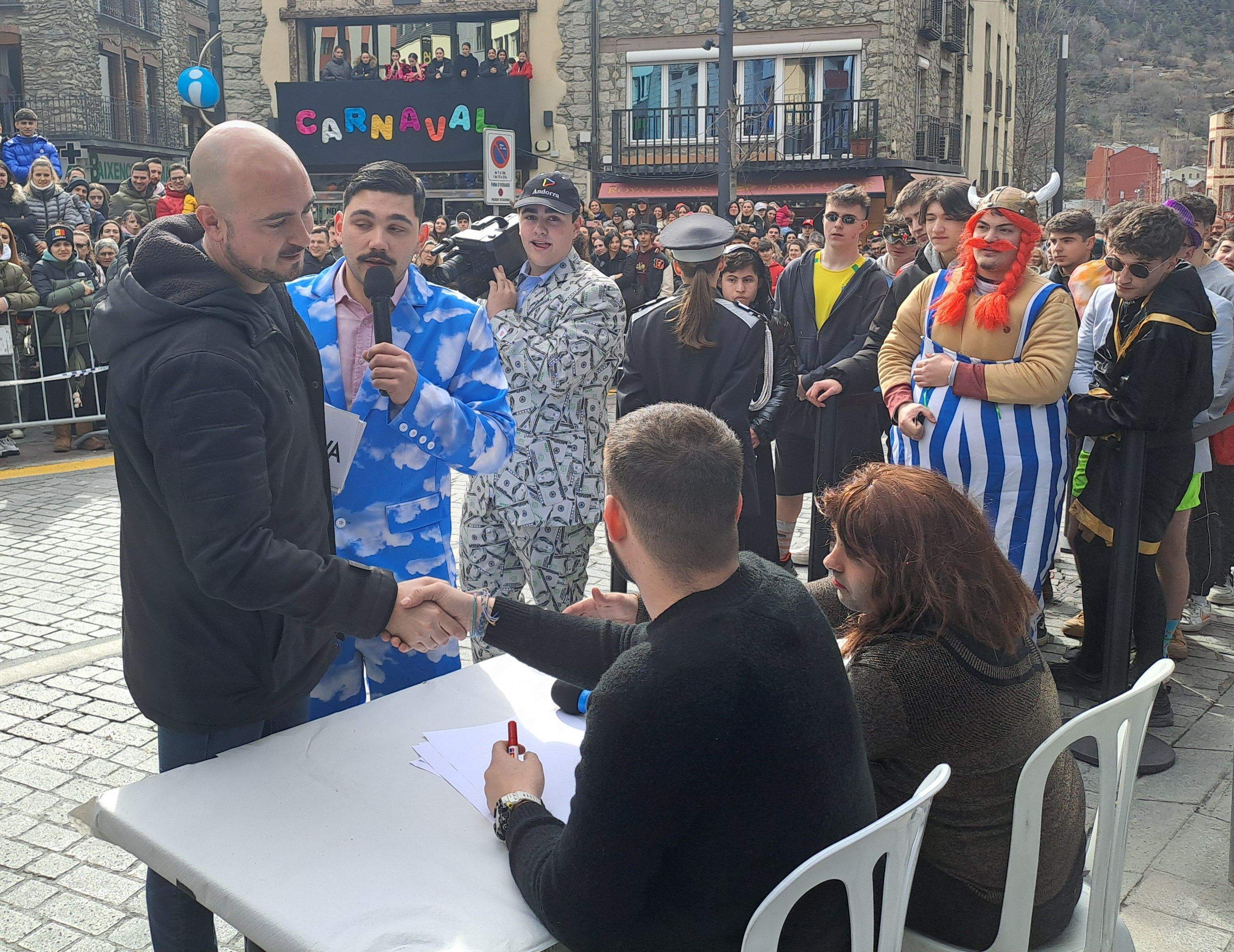 Xavi Fernández (el de debó) també ha saltat a l'escenari. Xavi Fernández (el de debó) també ha saltat a l'escenari.