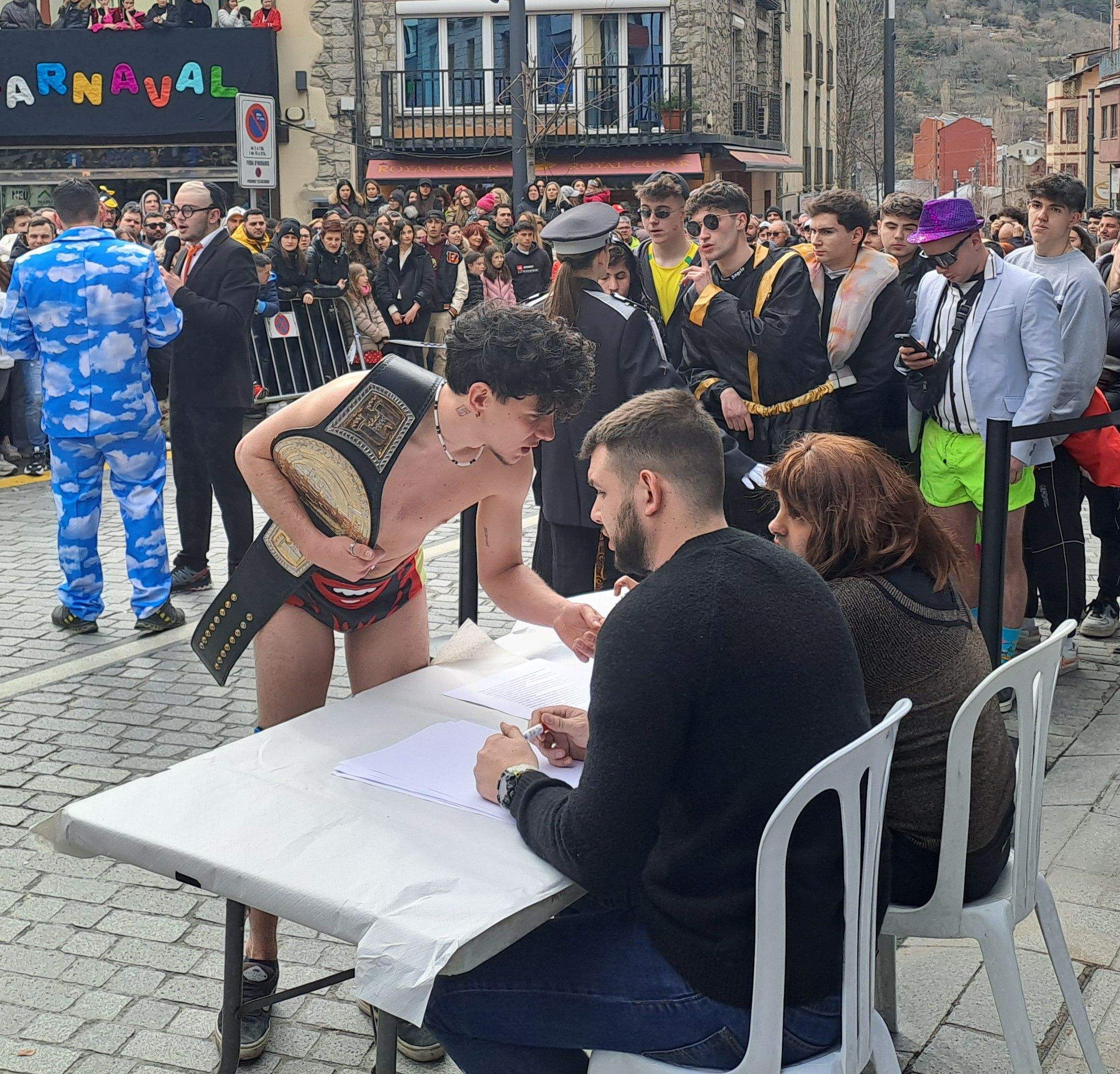 Lluitant per la democràcia. Lluitant per la democràcia.