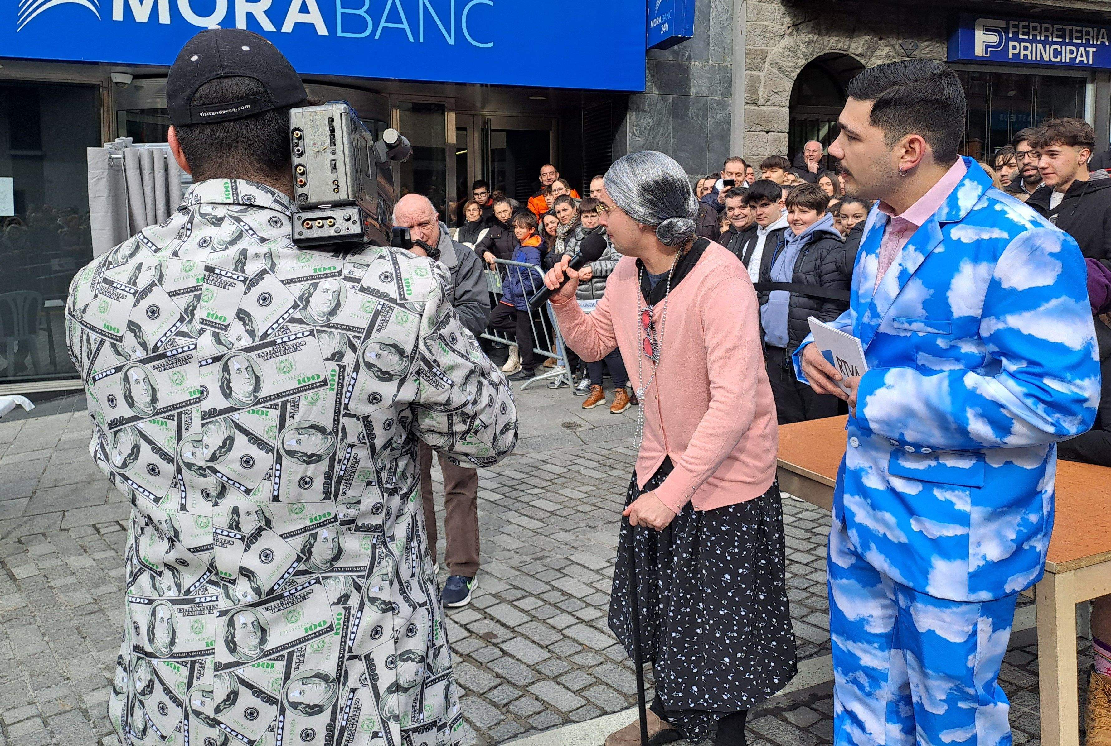 L'àvia que demanava el vot al seu net. L'àvia que demanava el vot al seu net.