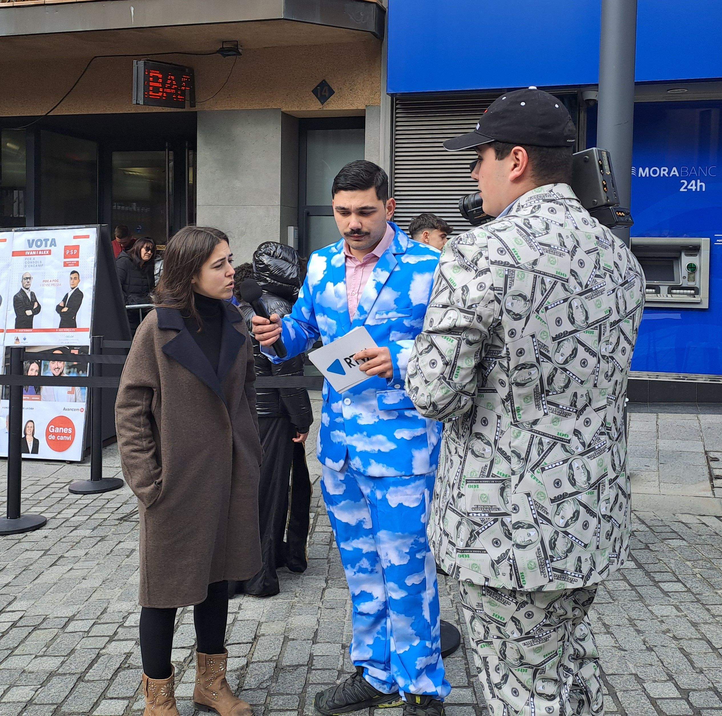 Entrevistant la imitadora de Marta Pujol. Entrevistant la imitadora de Marta Pujol.
