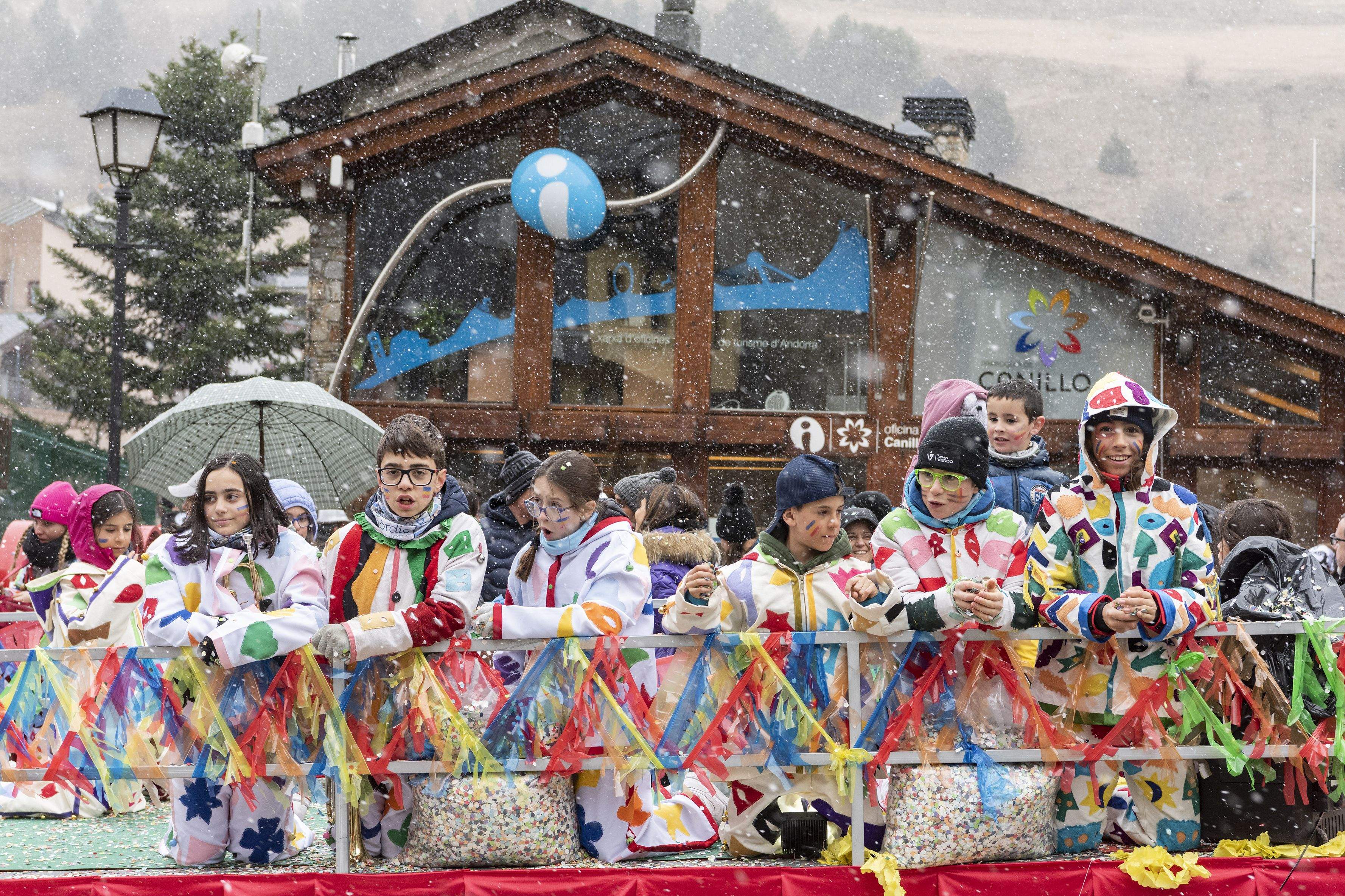 Participants a la rua dels arlequins a Canillo.