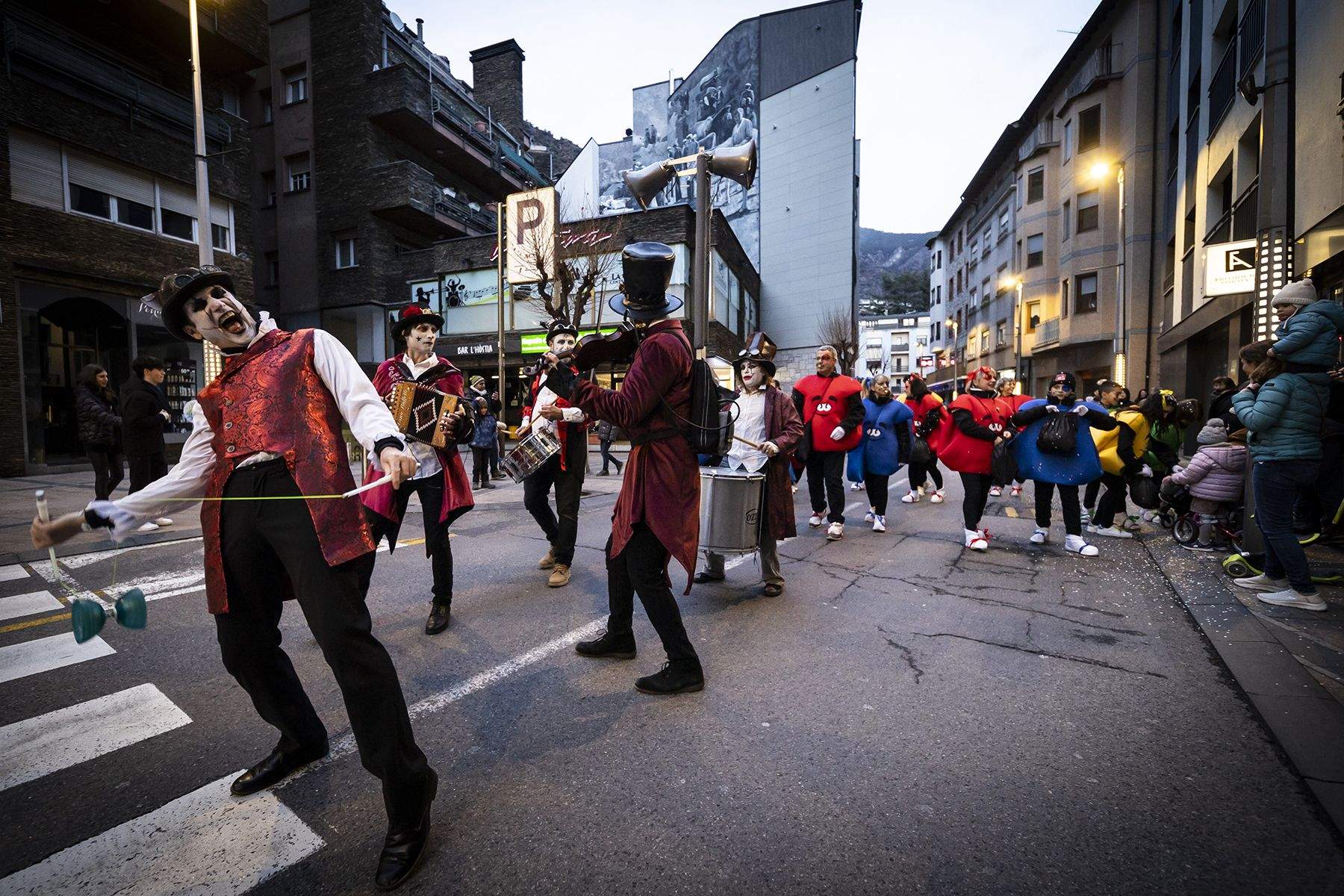 Més membres de la comitiva. 