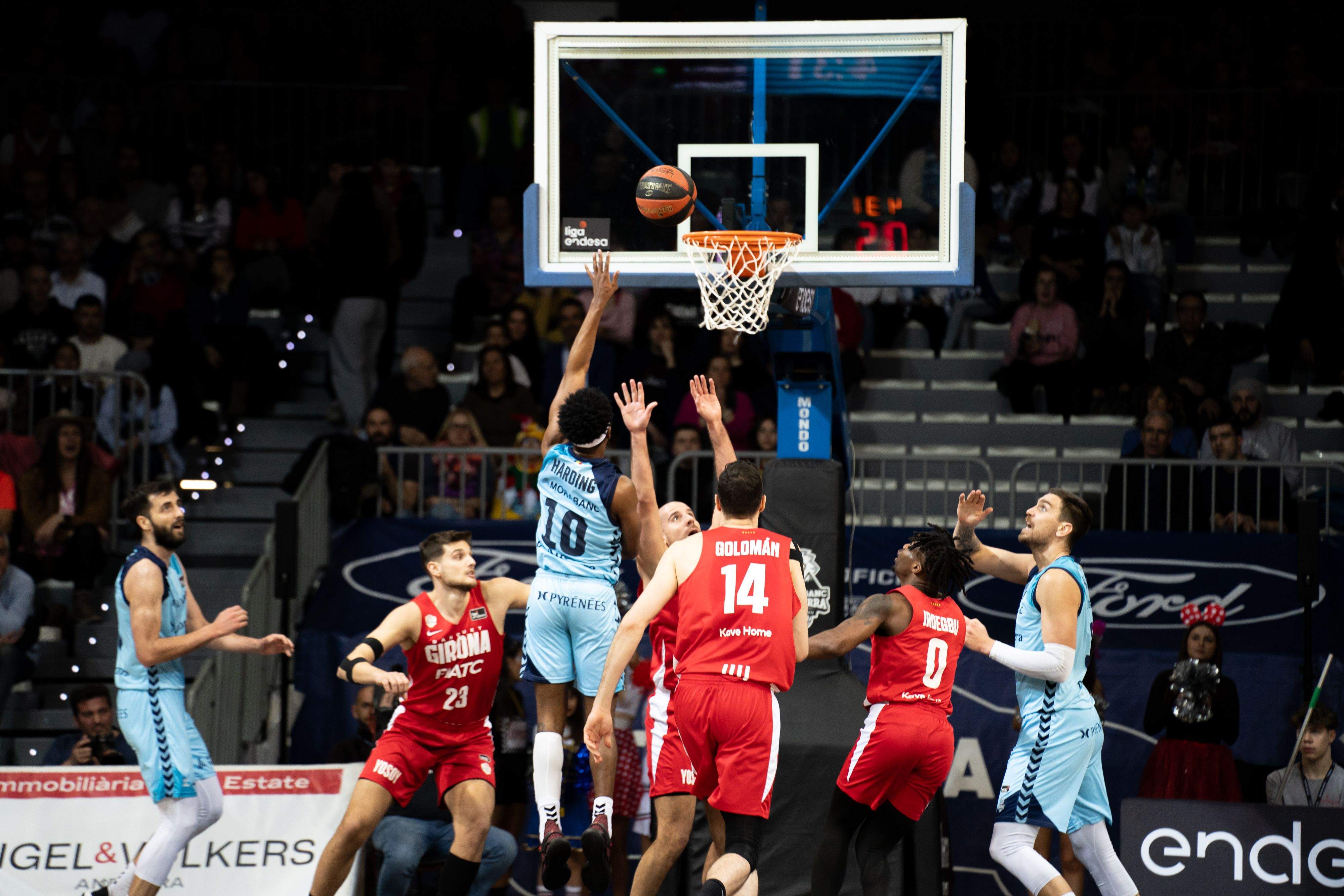 Un instant del duel entre Morabanc i Girona.