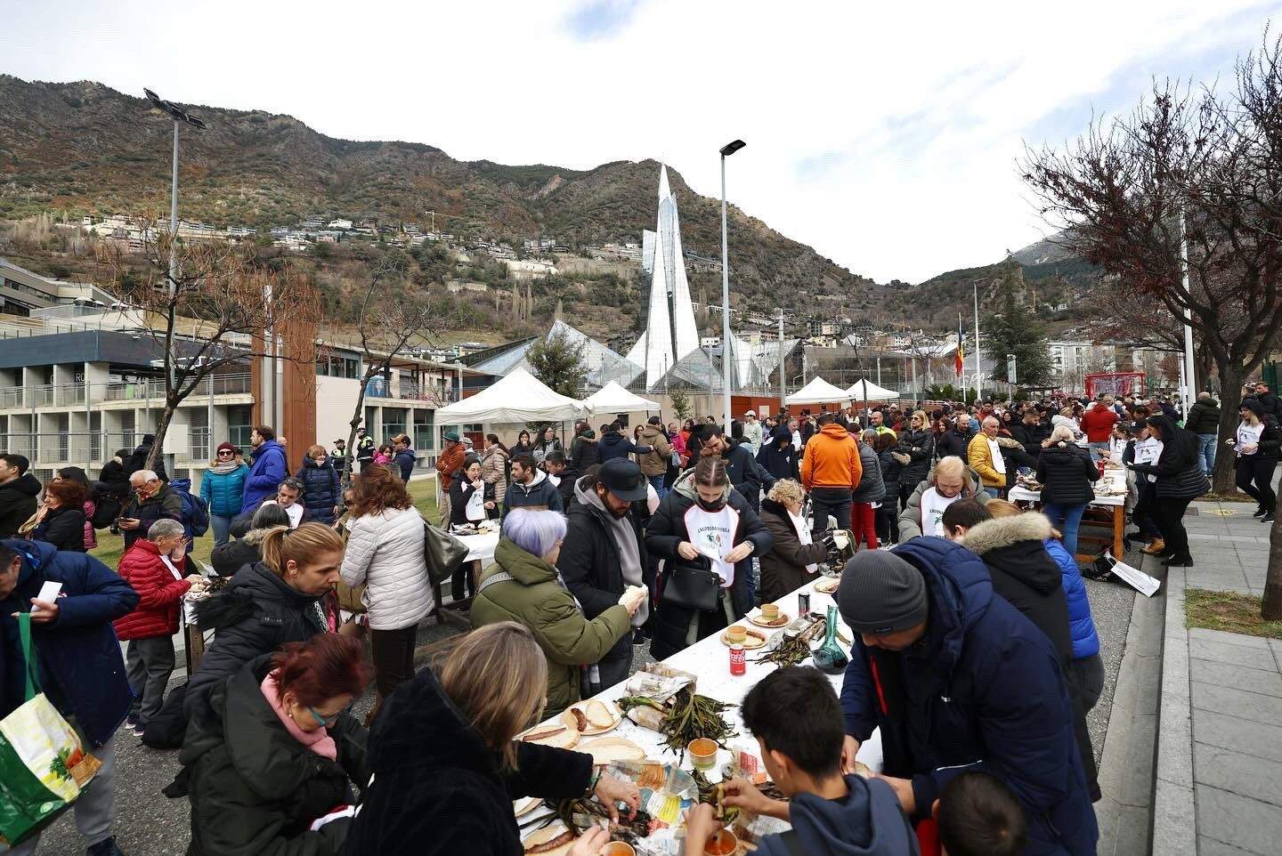 Taules plenes de gent.