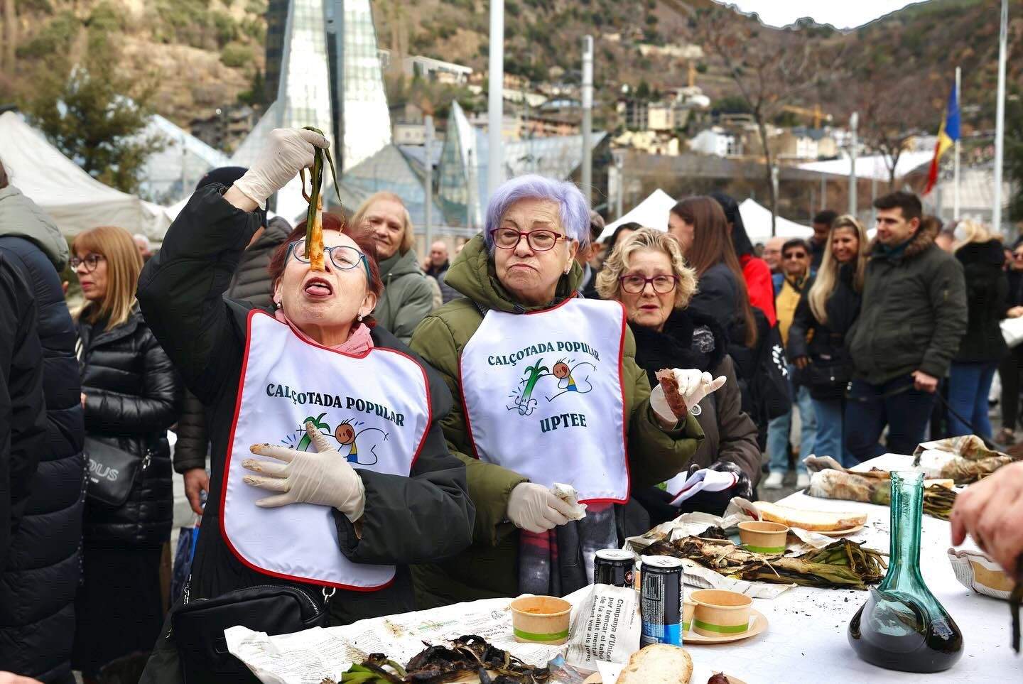 Dues dones gaudeixen dels calçots.
