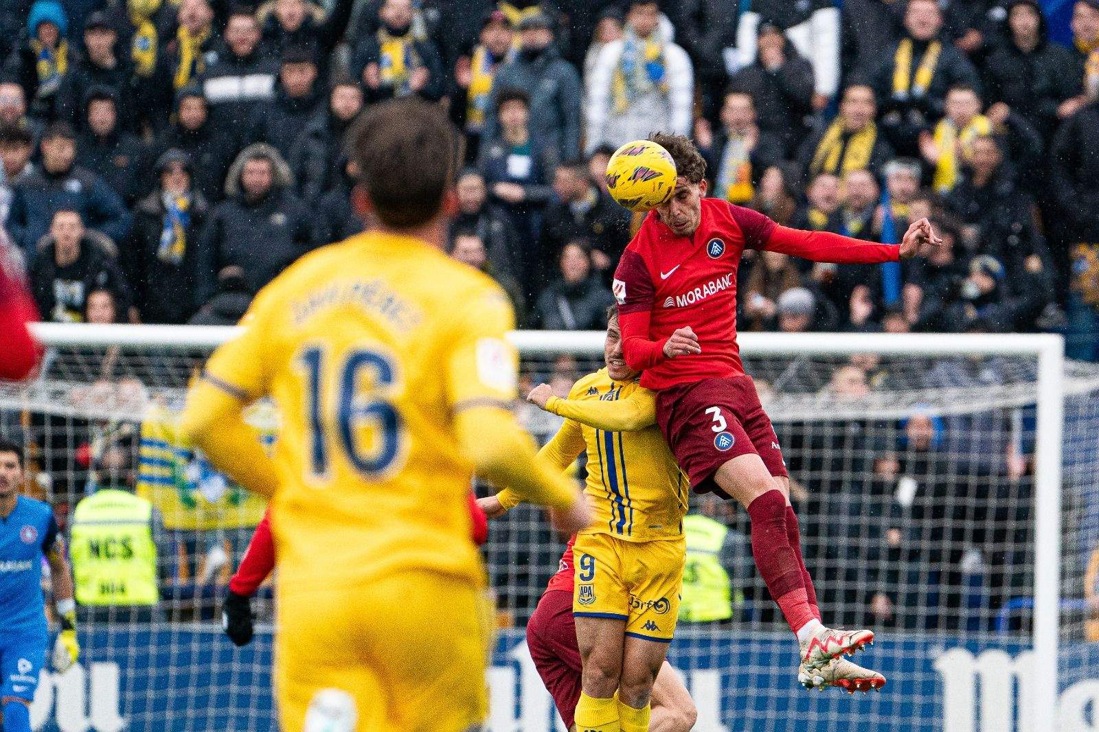Marsá salta per refusar de cap una pilota en un dels partits disputats.
