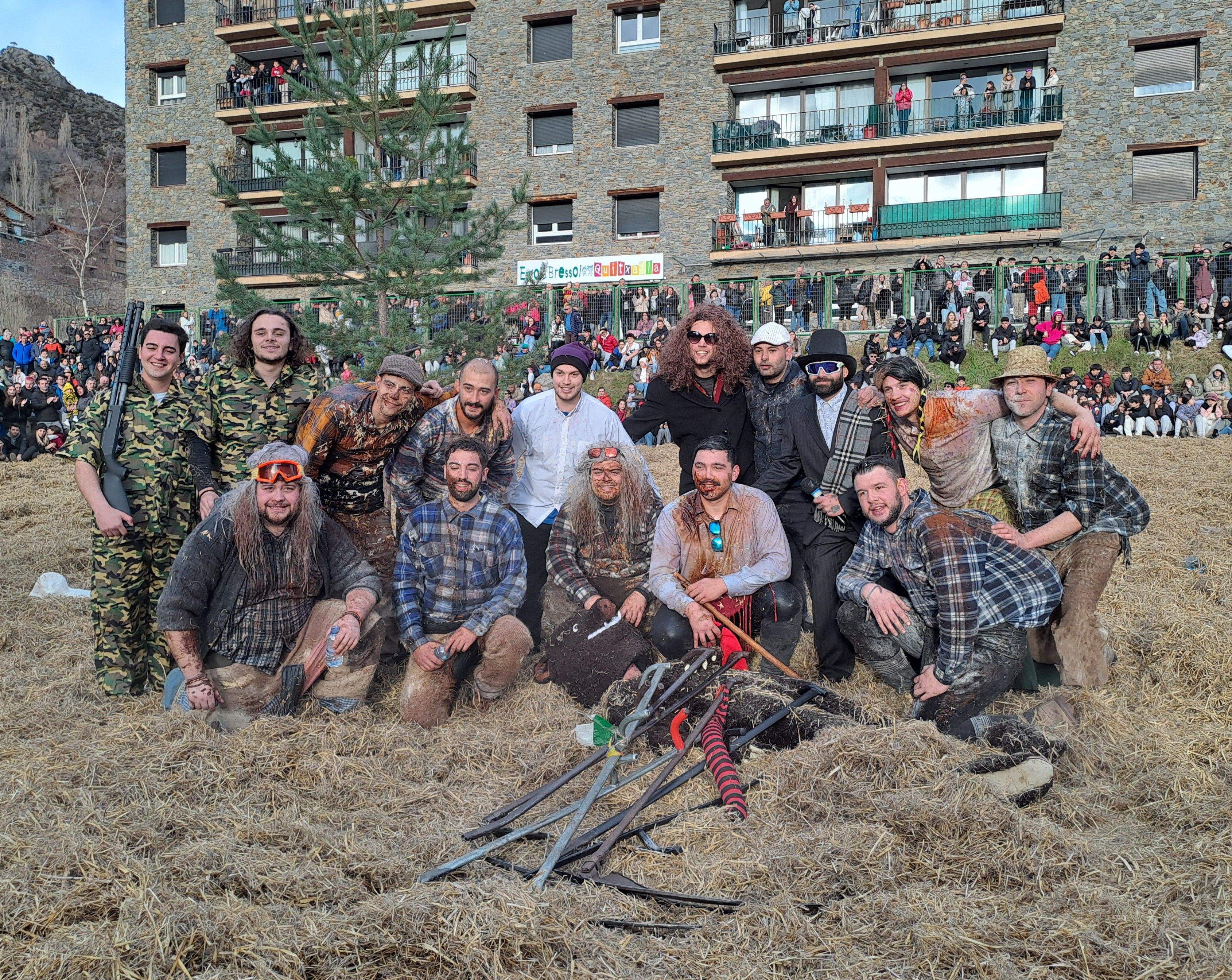 Els participants al ball de l'ossa al final de la representació.