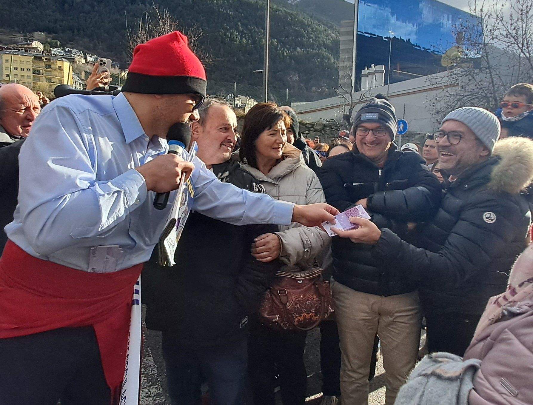 Donant diners al conseller de Cultura, Joan Sans.