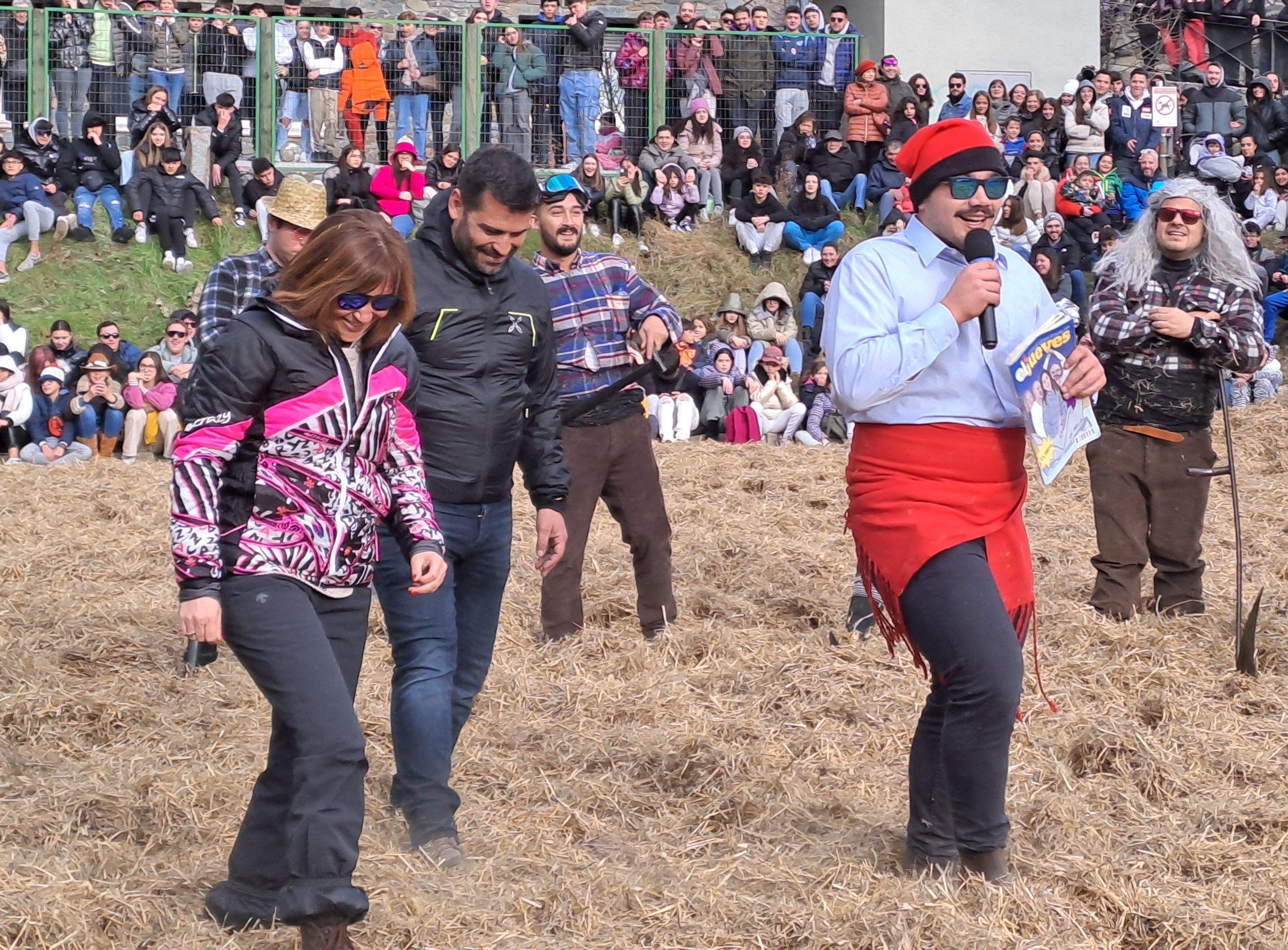 La consellera Sabrina Torres ha hagut de sortir a escena.
