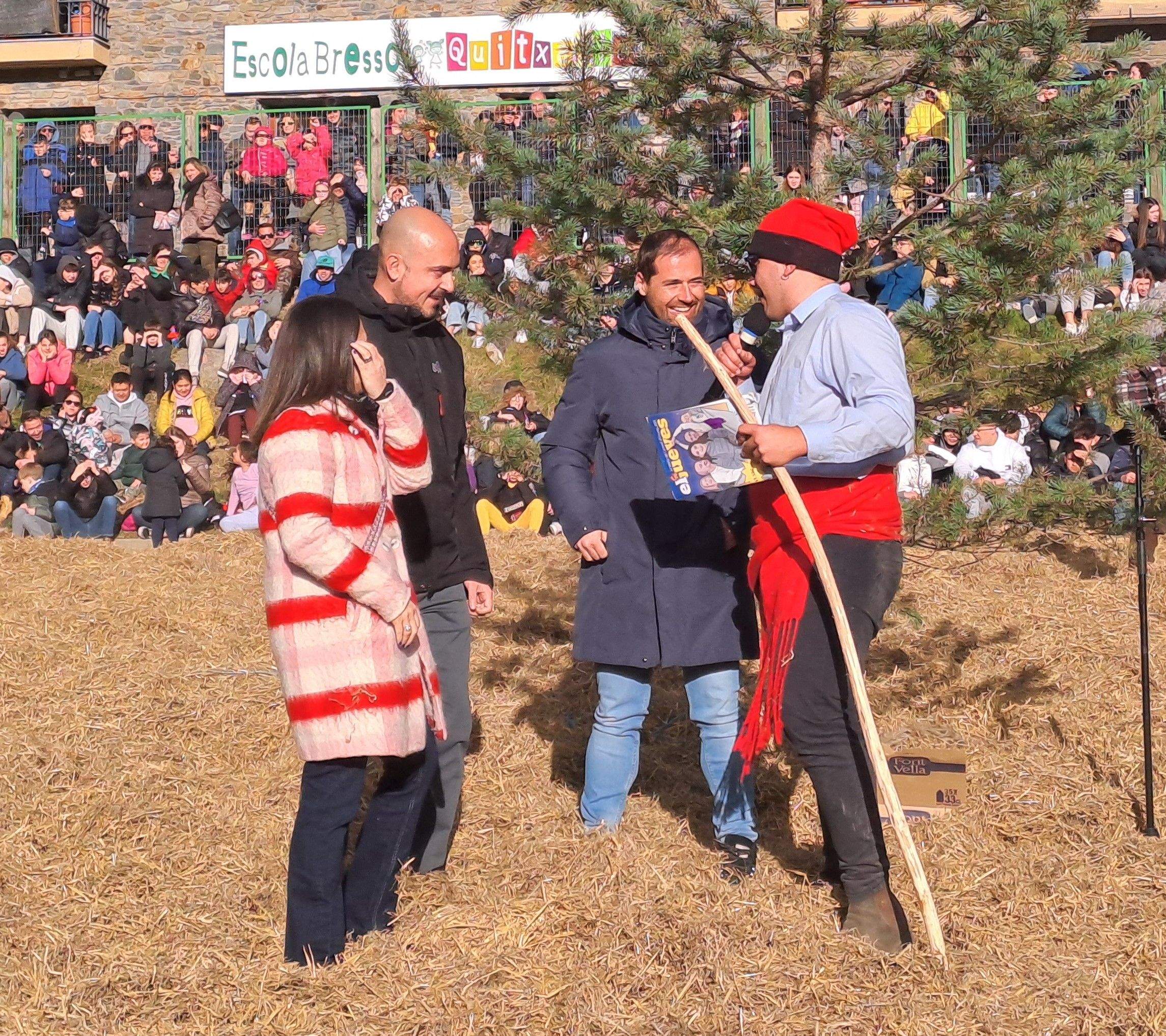 Mas, Fernández i Marot han estat cridats al centre de l'escenari.