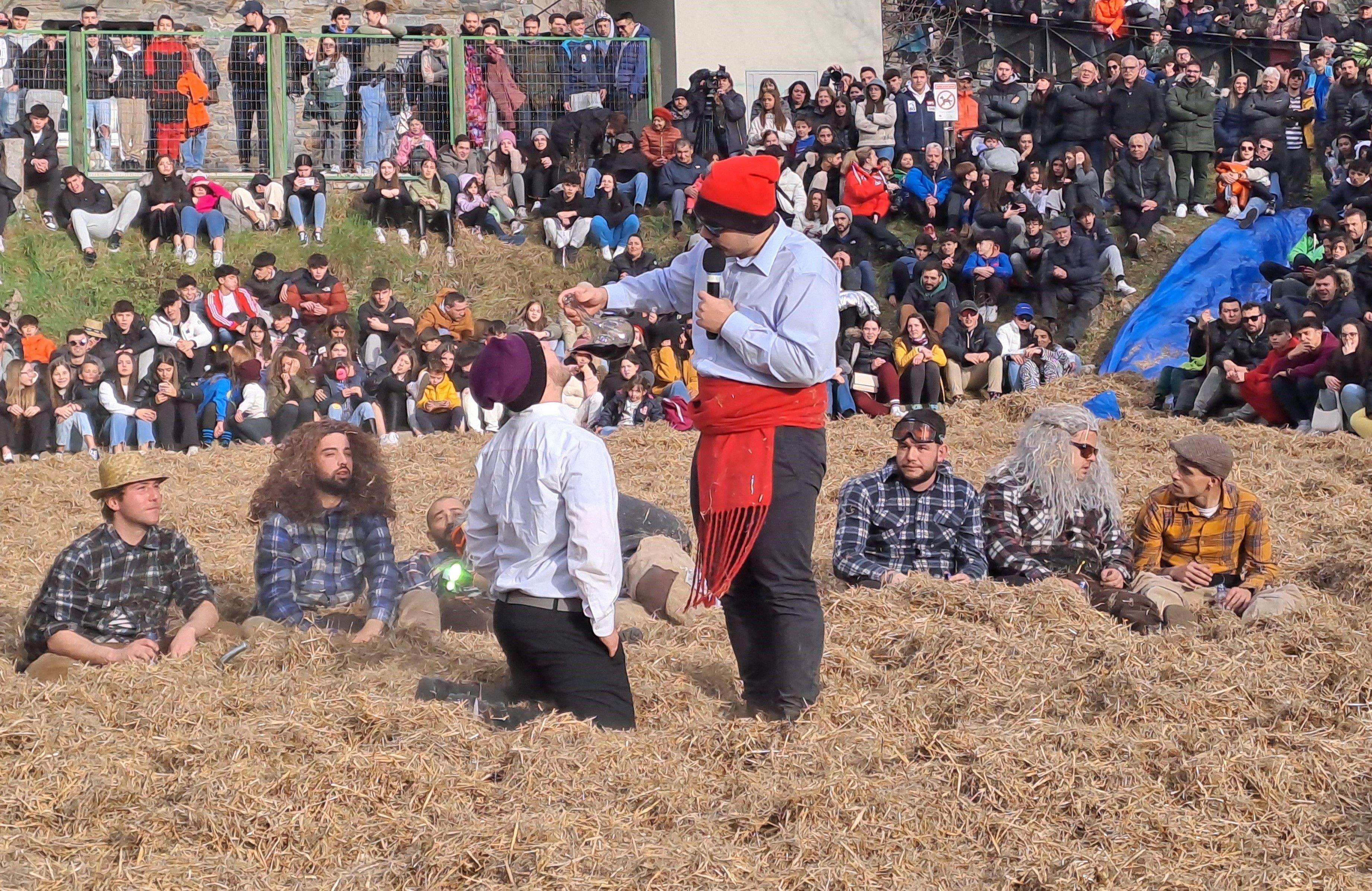 Fent beure vi amb porró.