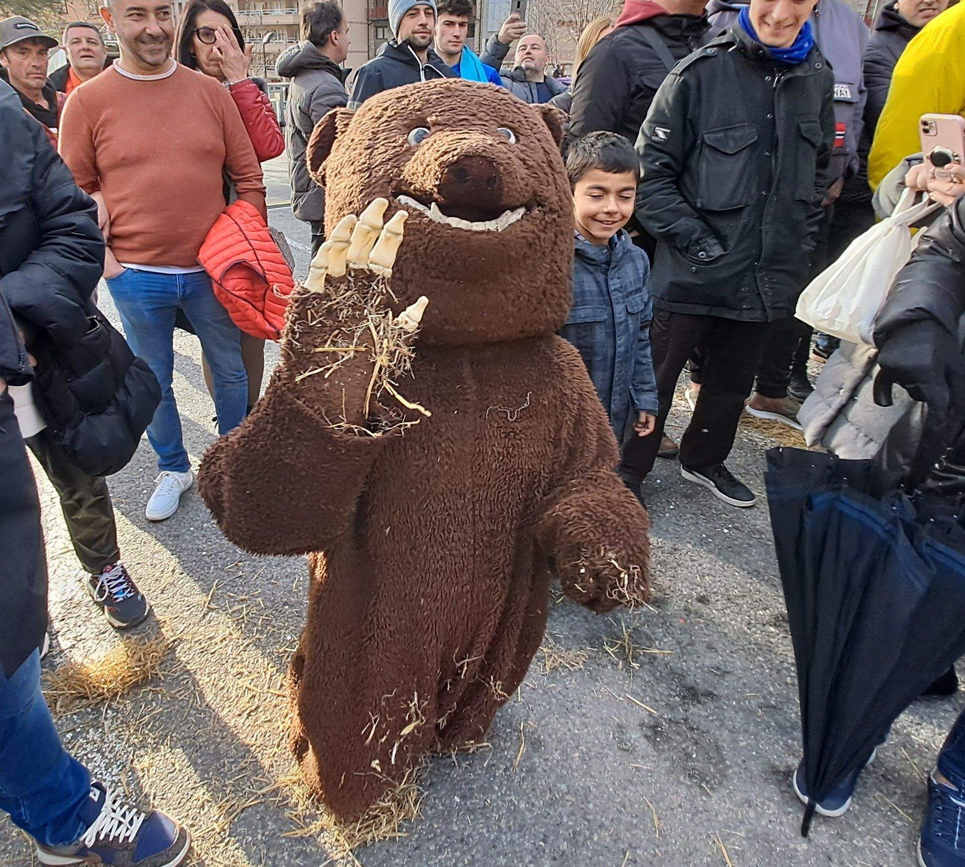 L'antiga ossa a punt de sortir a escena.