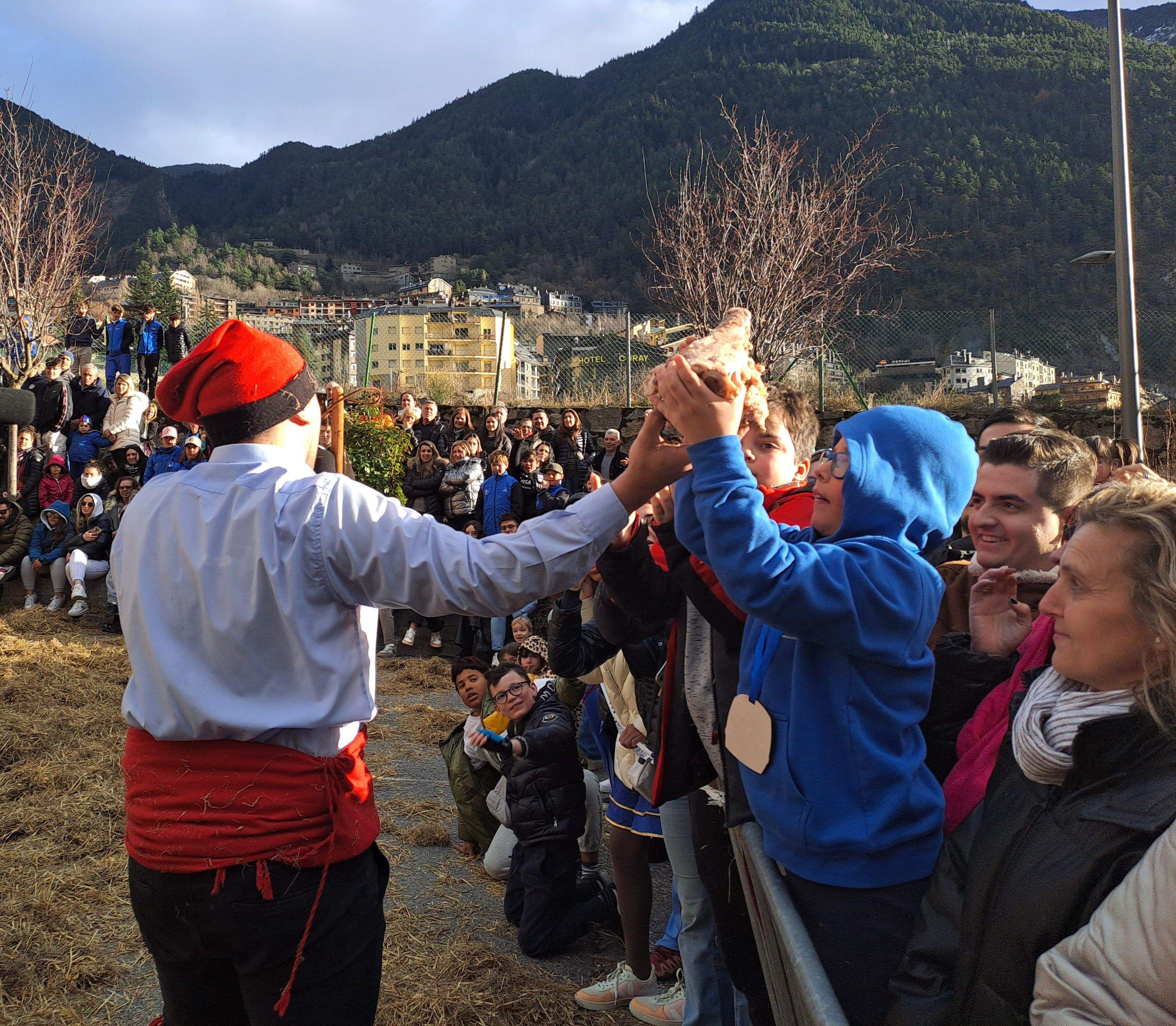 El cap de l'ossa acaba en mans d'un noi.