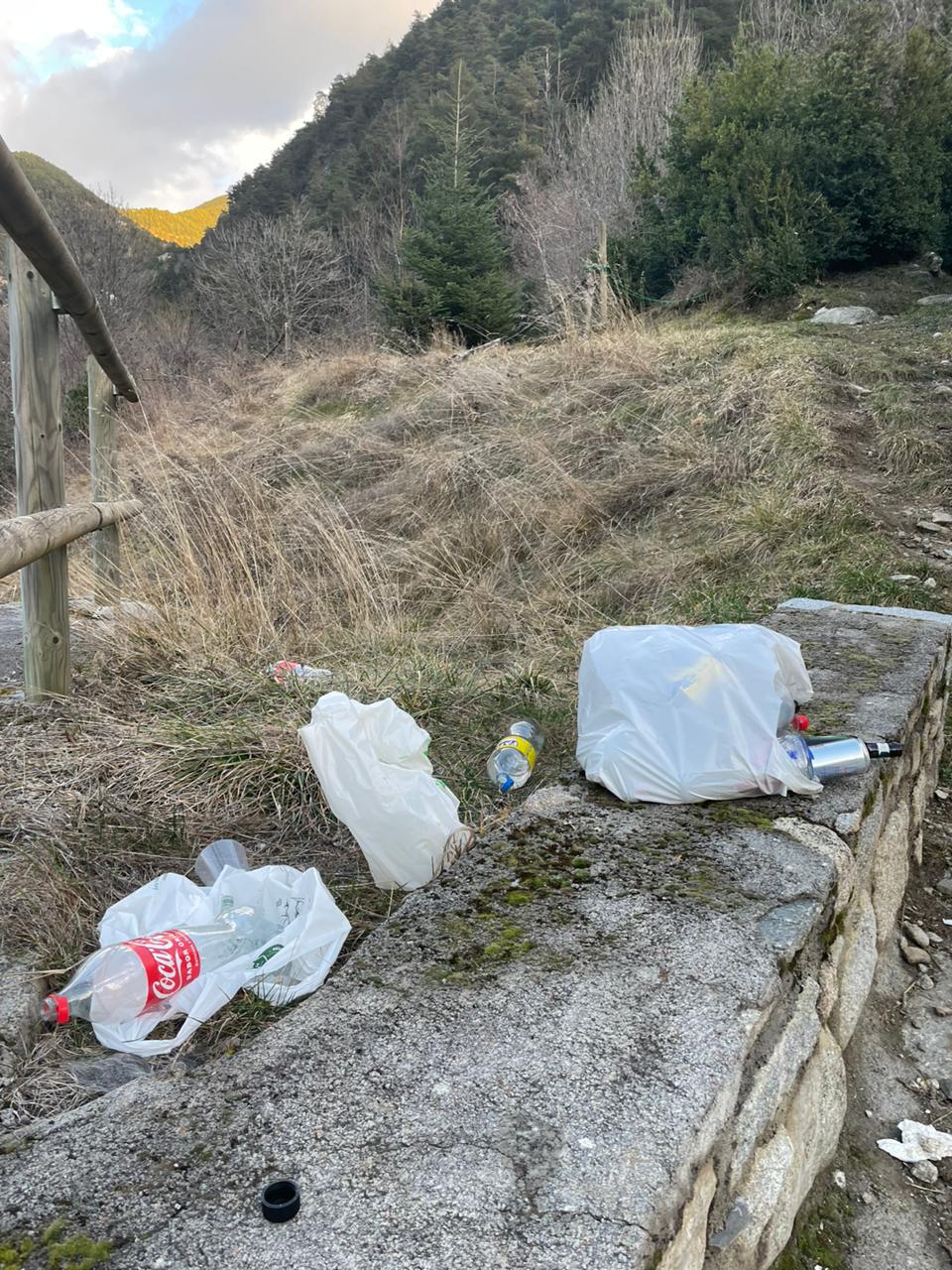Les restes d'un 'botellot' al Camí del riu blanc. Les restes d'un 'botellot' al Camí del riu blanc.