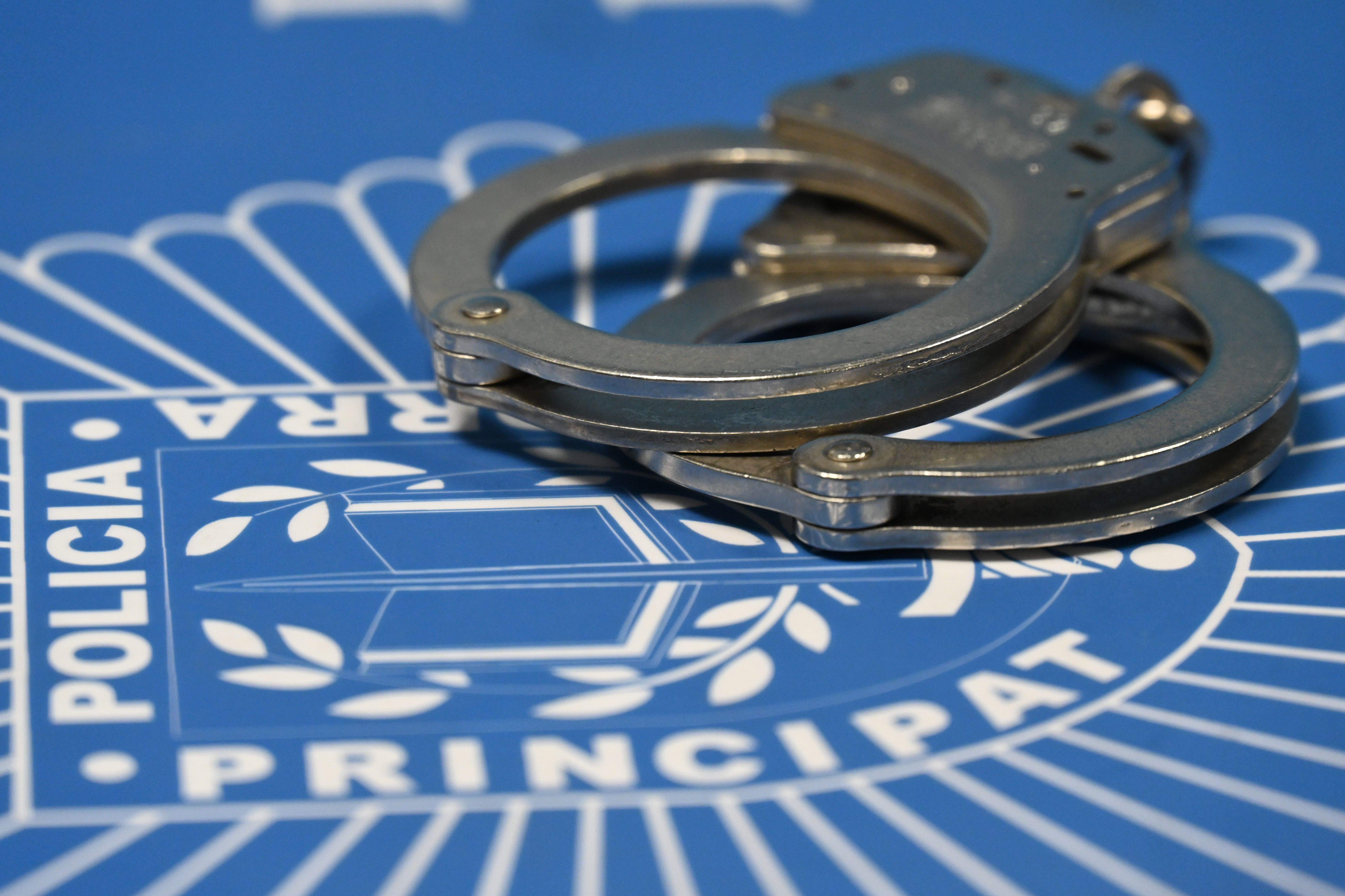 Unes manilles de la policia andorrana.