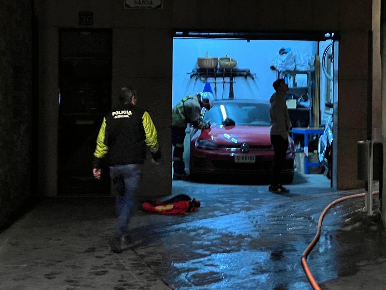 Un agent de la policia a la zona on s'ha produït l'incendi.