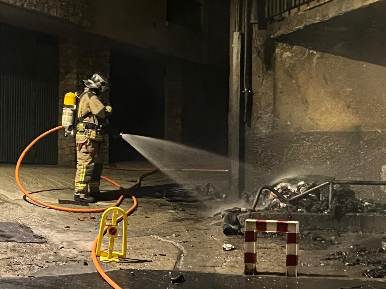 Un bomber remullant restes cremades.