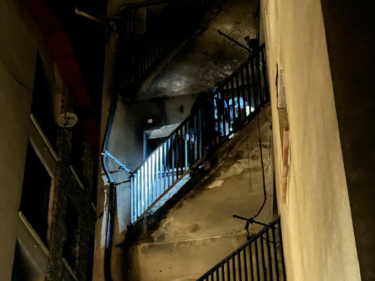 Immoble afectat pel foc revisat per agents de la policia científica