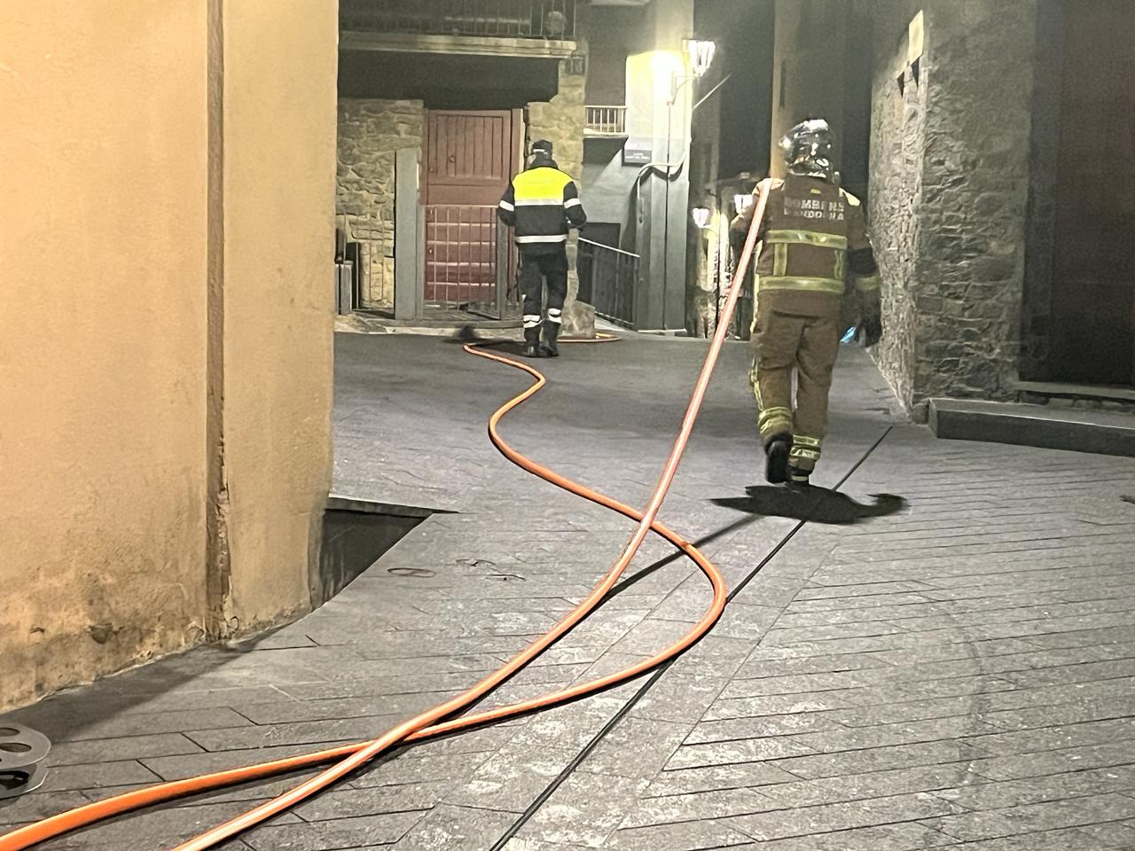 Bombers en el lloc una vegada finalitzada la intervenció.