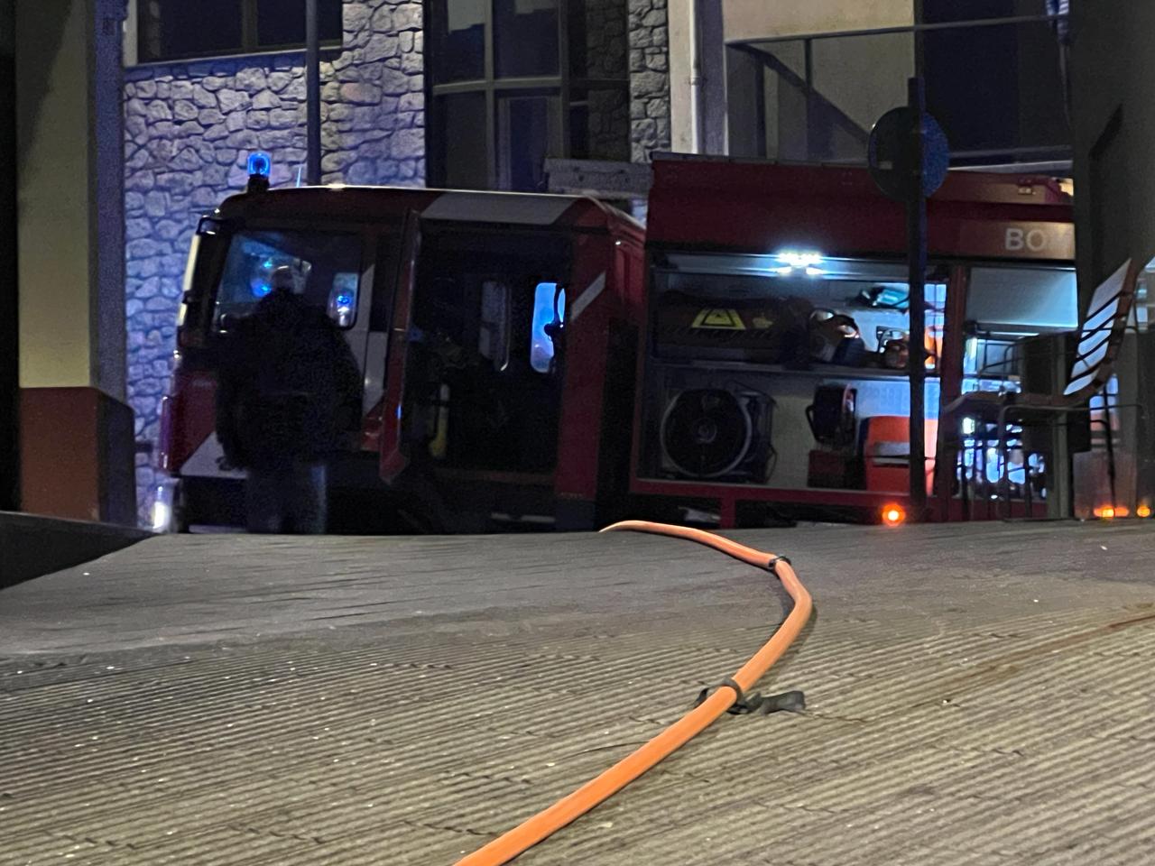 Un camió de bombers al lloc de l'incendi.