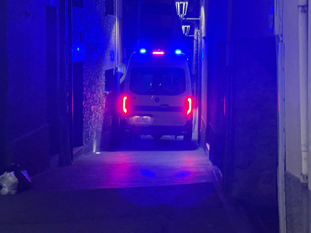 Una ambulància marxant del punt on hi ha hagut el foc amb un veí que hauria inhalat fum.