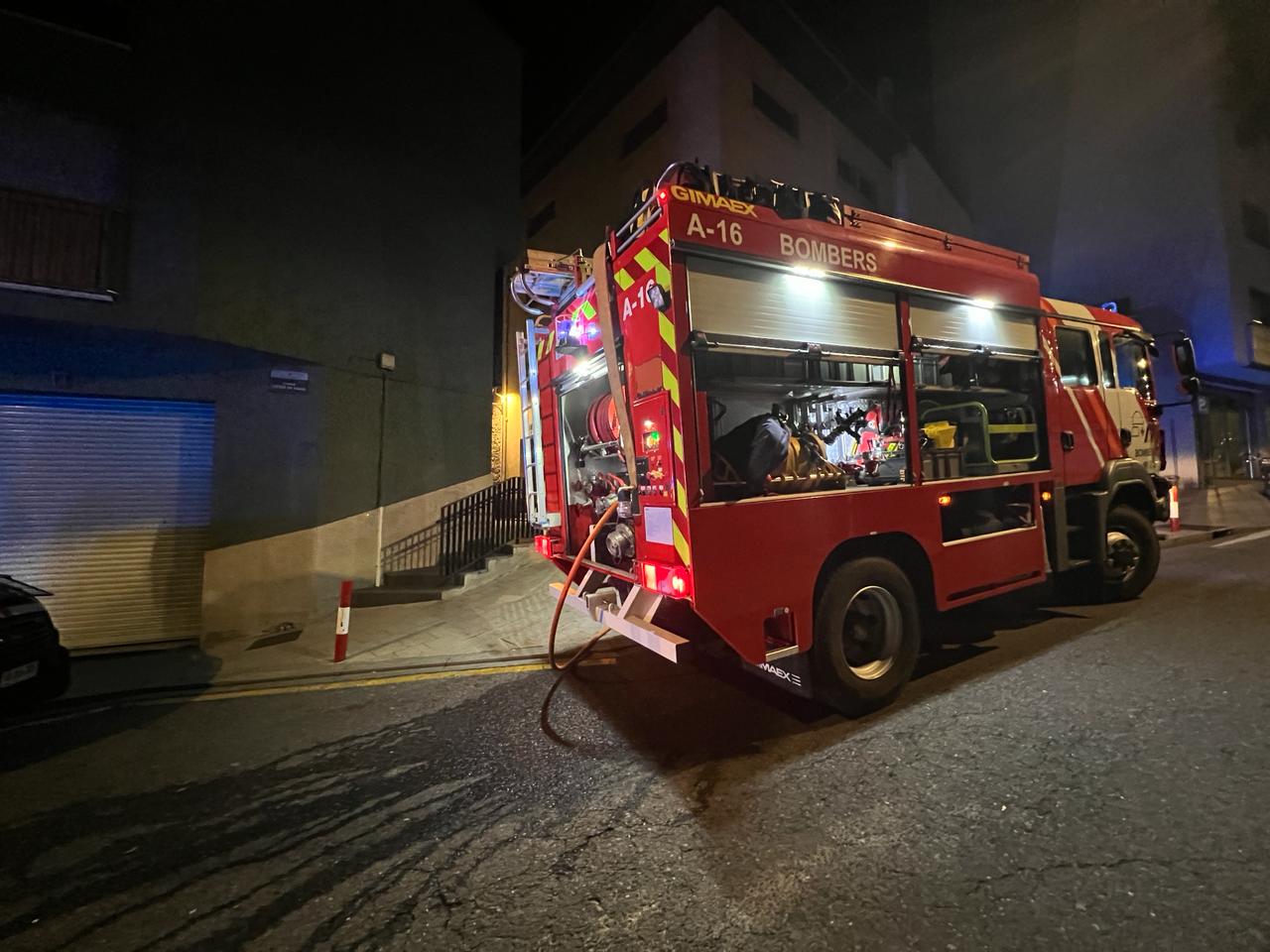 Un camió de bombers a la zona de la placeta Font del Puial.