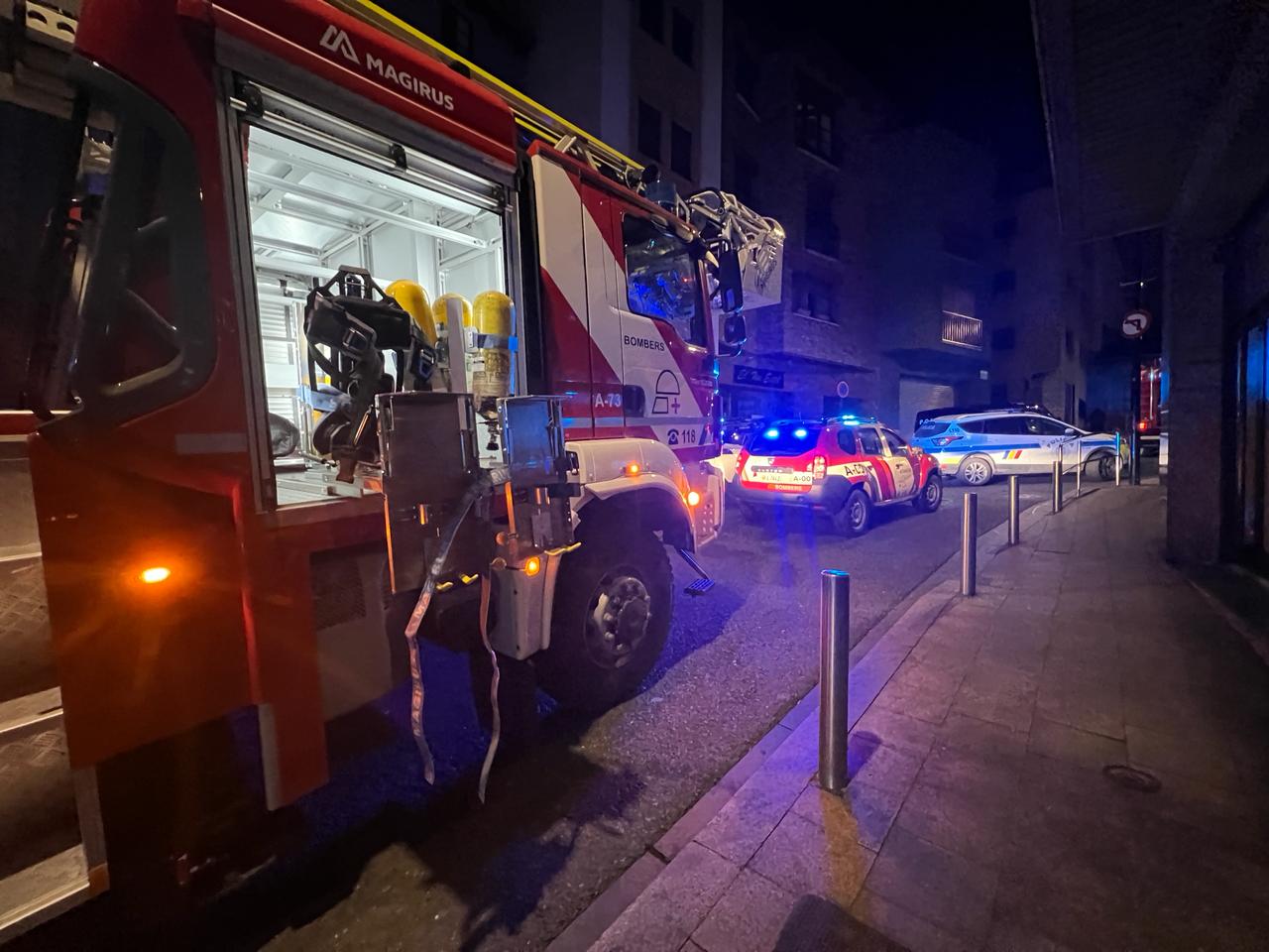 Un camió de bombers a la zona de la intervenció.