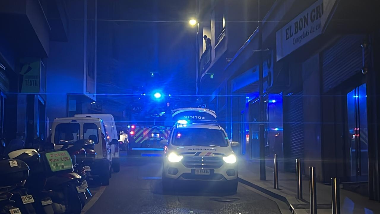Un vehicle de la policia al carrer Ciutat de Valls.