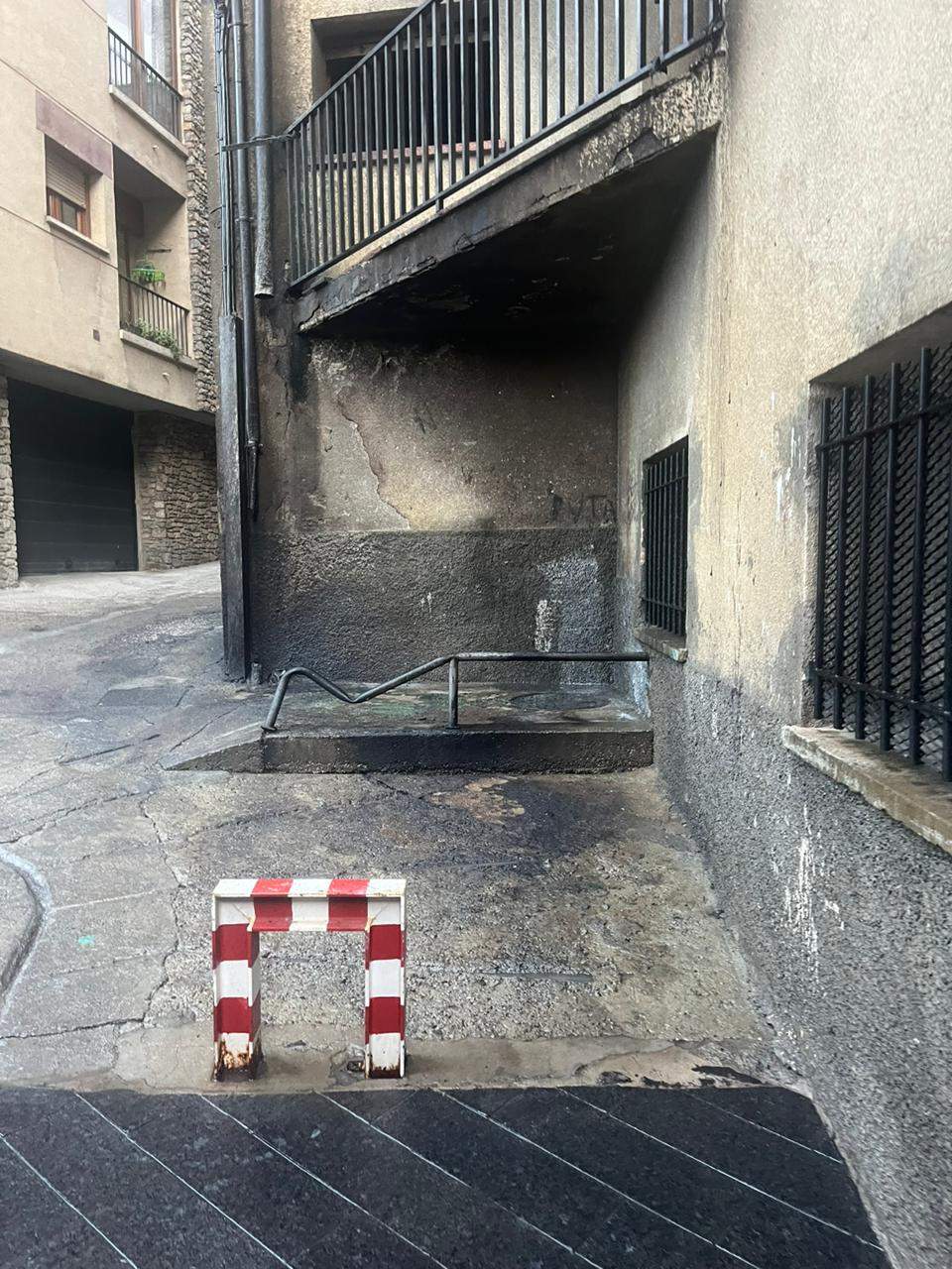 La placeta ja neta aquest matí després de l'actuació d'operaris comunals.