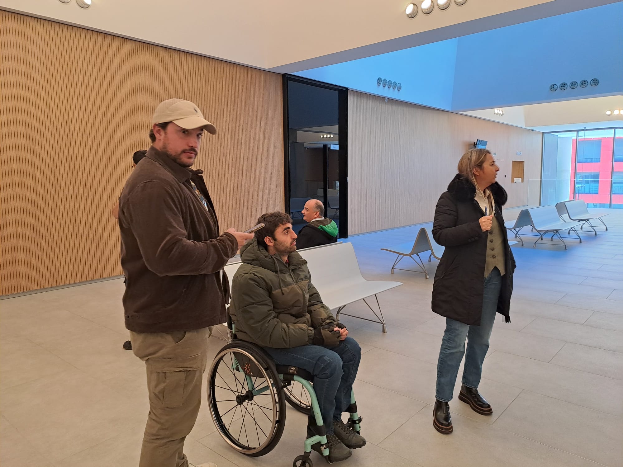 Besolí i la seva advocada, esperant la lectura de la sentència. Besolí i la seva advocada, esperant la lectura de la sentència.