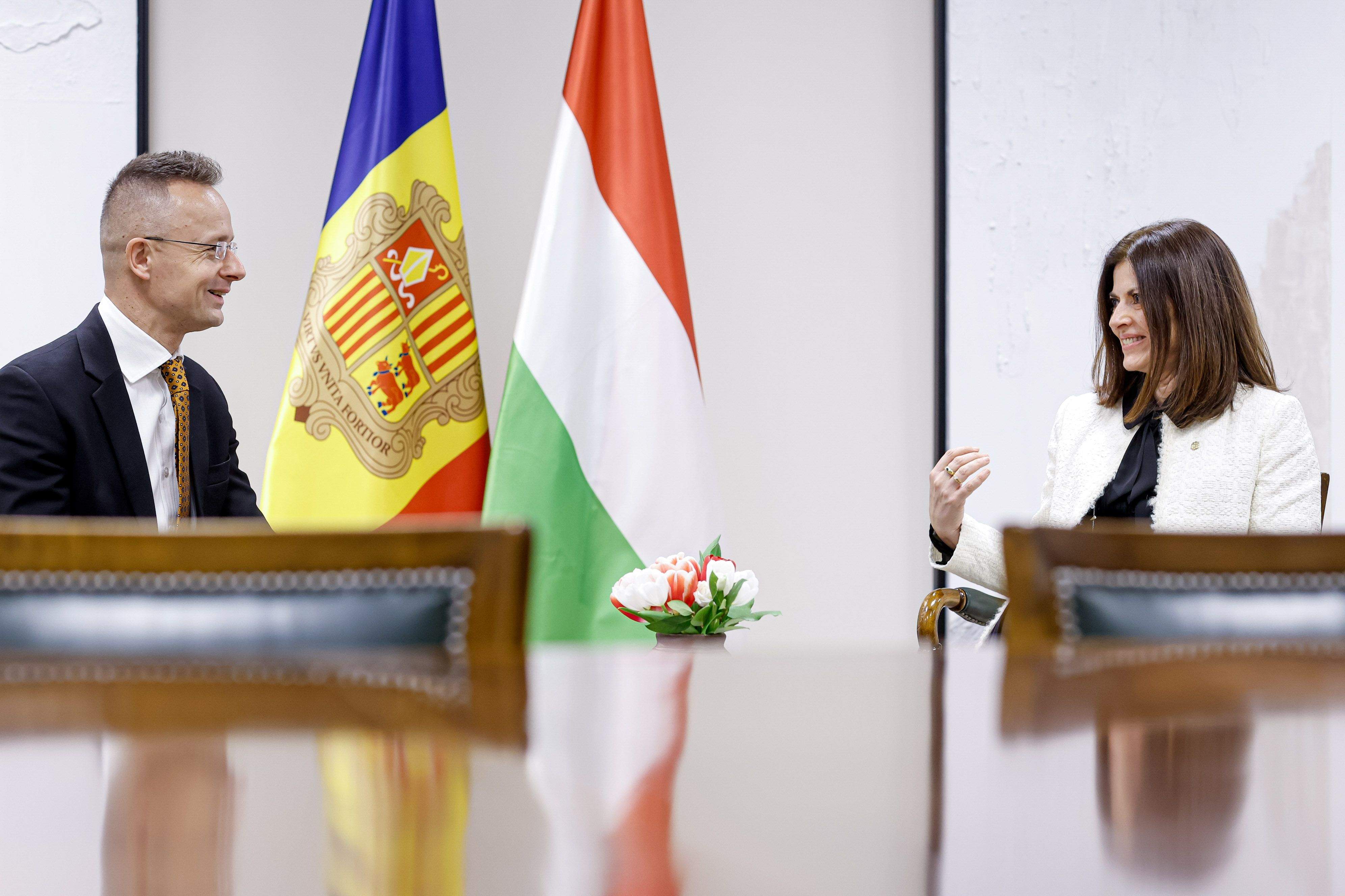 Péter Szijjártó i Imma Tor.