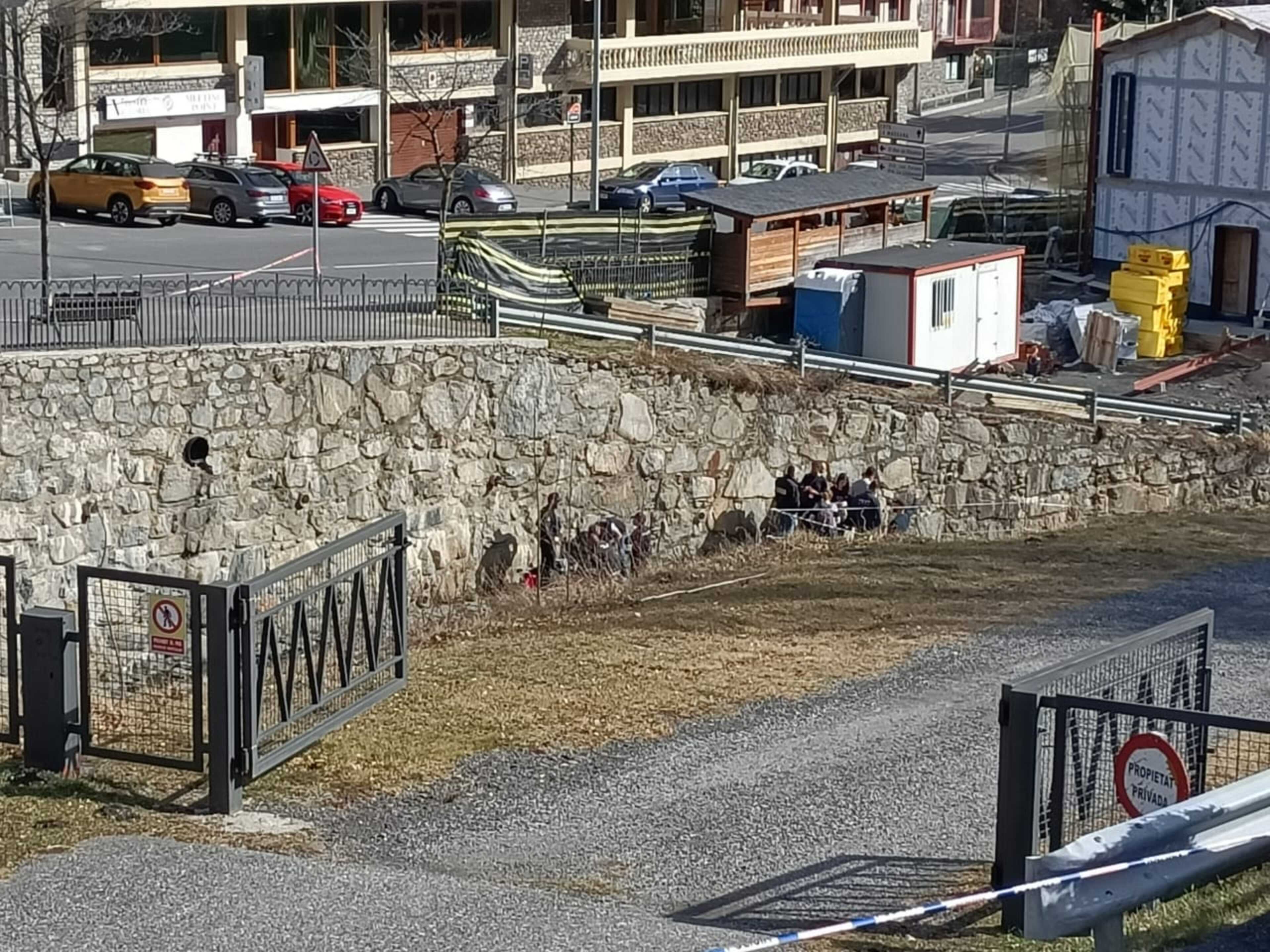 Investigadors al lloc on ha aparegut el cos de l'home, mirant de recopilar indicis.