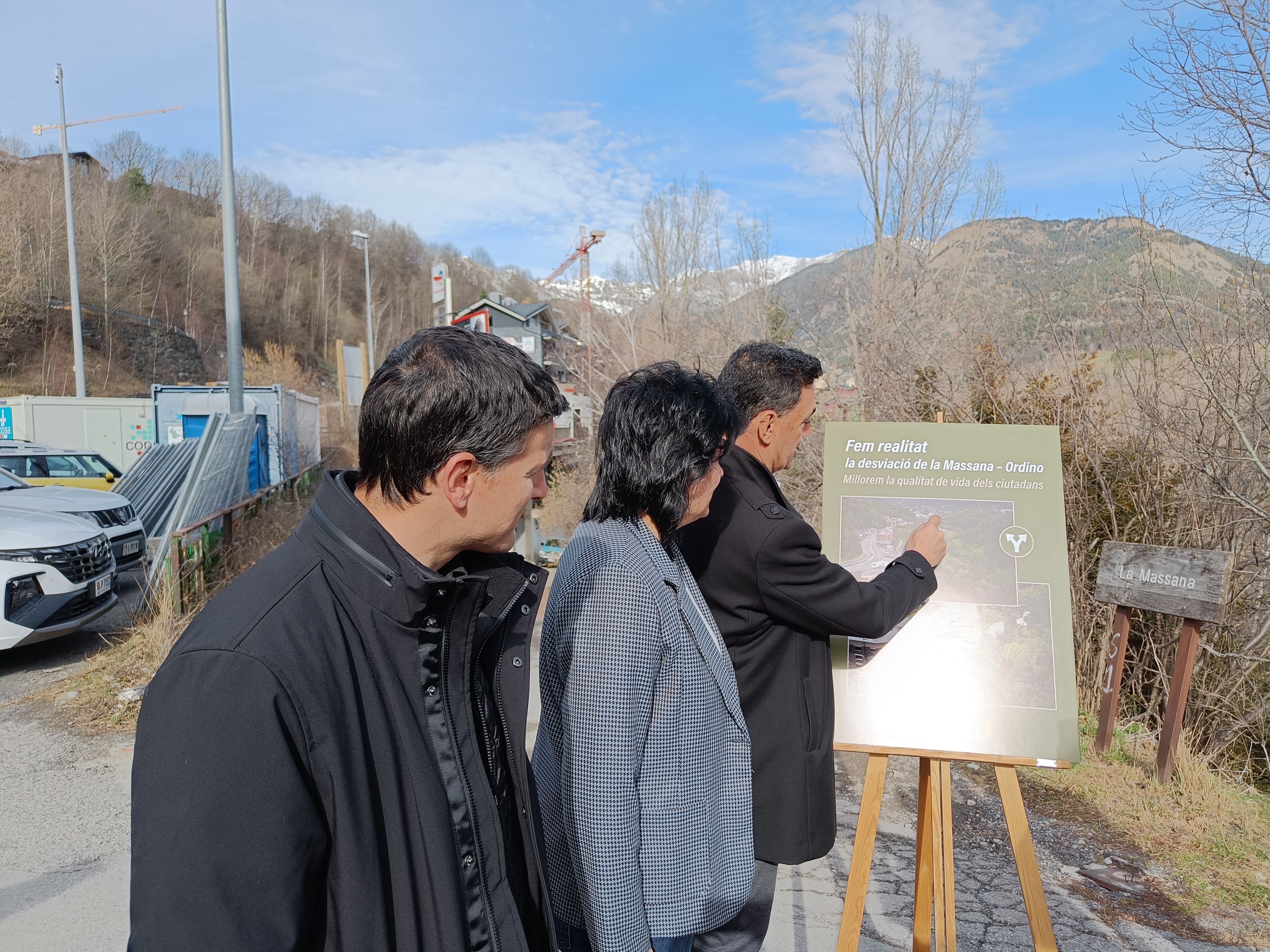 Els cònsols i el ministre observen el projecte de la desviació. Els cònsols i el ministre observen el projecte de la desviació.