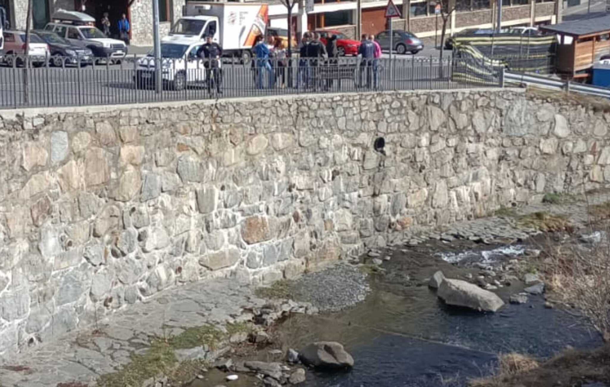 Els investigadors ja a la voravia després de pujar del punt on van trobar el cadàver.